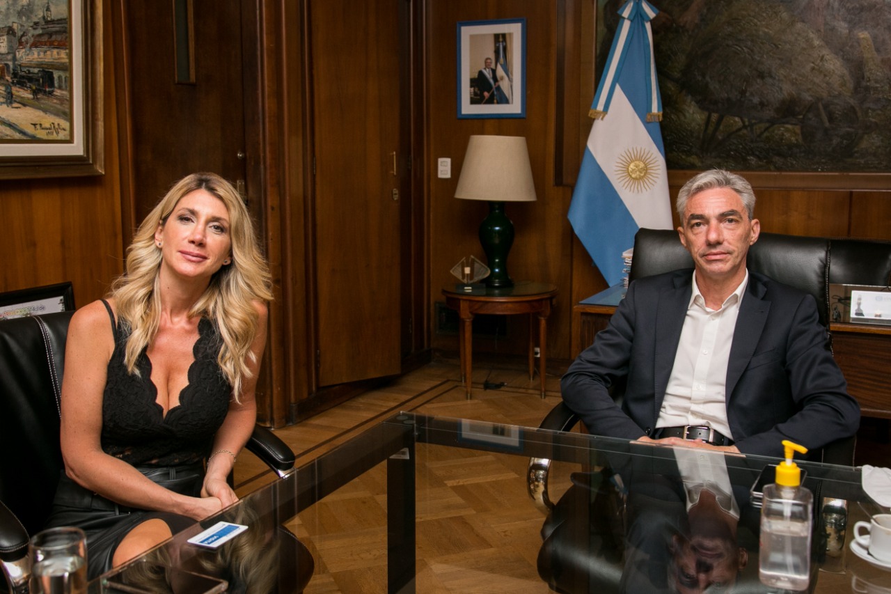 Virginia Staricco junto al ministro de trasporte argentino Mario Meoni