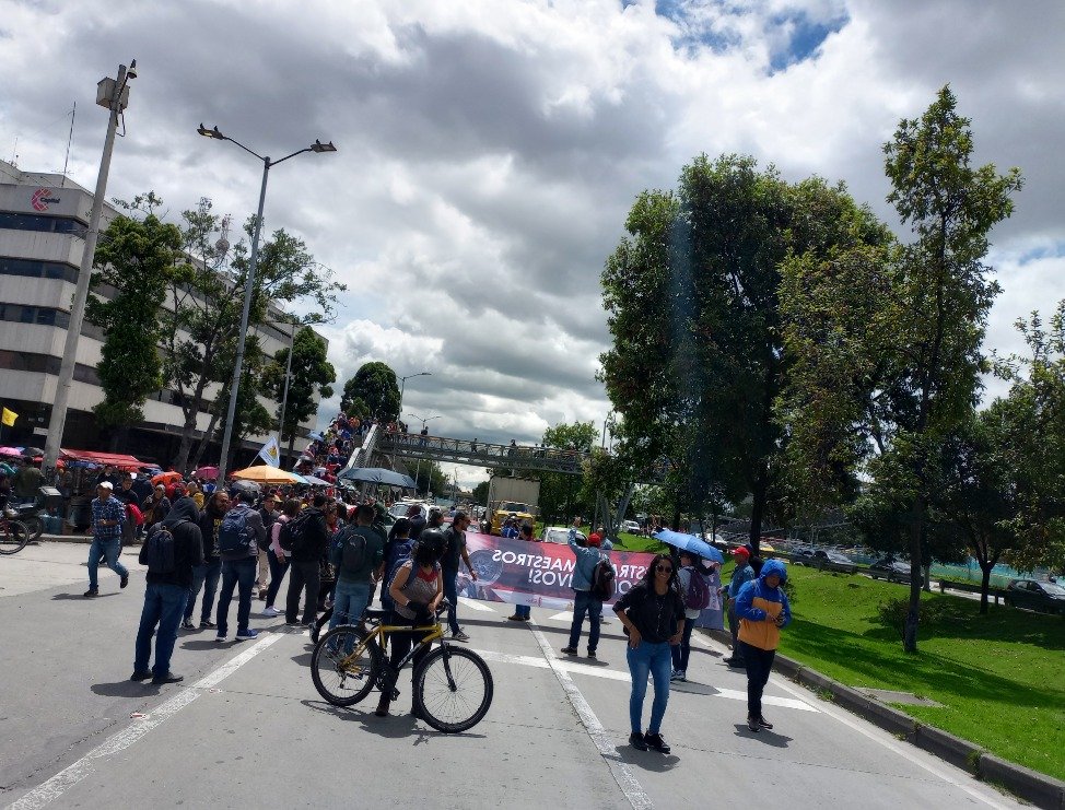 Se reportan bloqueos el viernes 9 de junio en la calle 26 en Bogotá. Hay desvíos de TransMilenio