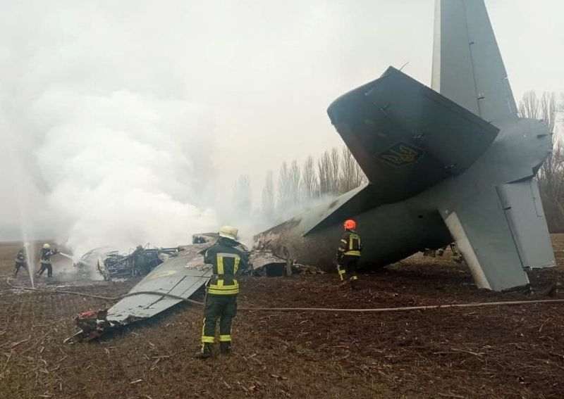 Equipos de rescate trabajan en el lugar donde se estrelló el avión Antonov de las Fuerzas Armadas ucranianas que, según el Servicio Estatal de Emergencias, fue derribado en la región de Kiev, Ucrania, en esta imagen distribuida publicada el 24 de febrero de 2022. REUTERS/Servicio de prensa del Servicio Estatal de Emergencias de Ucrania