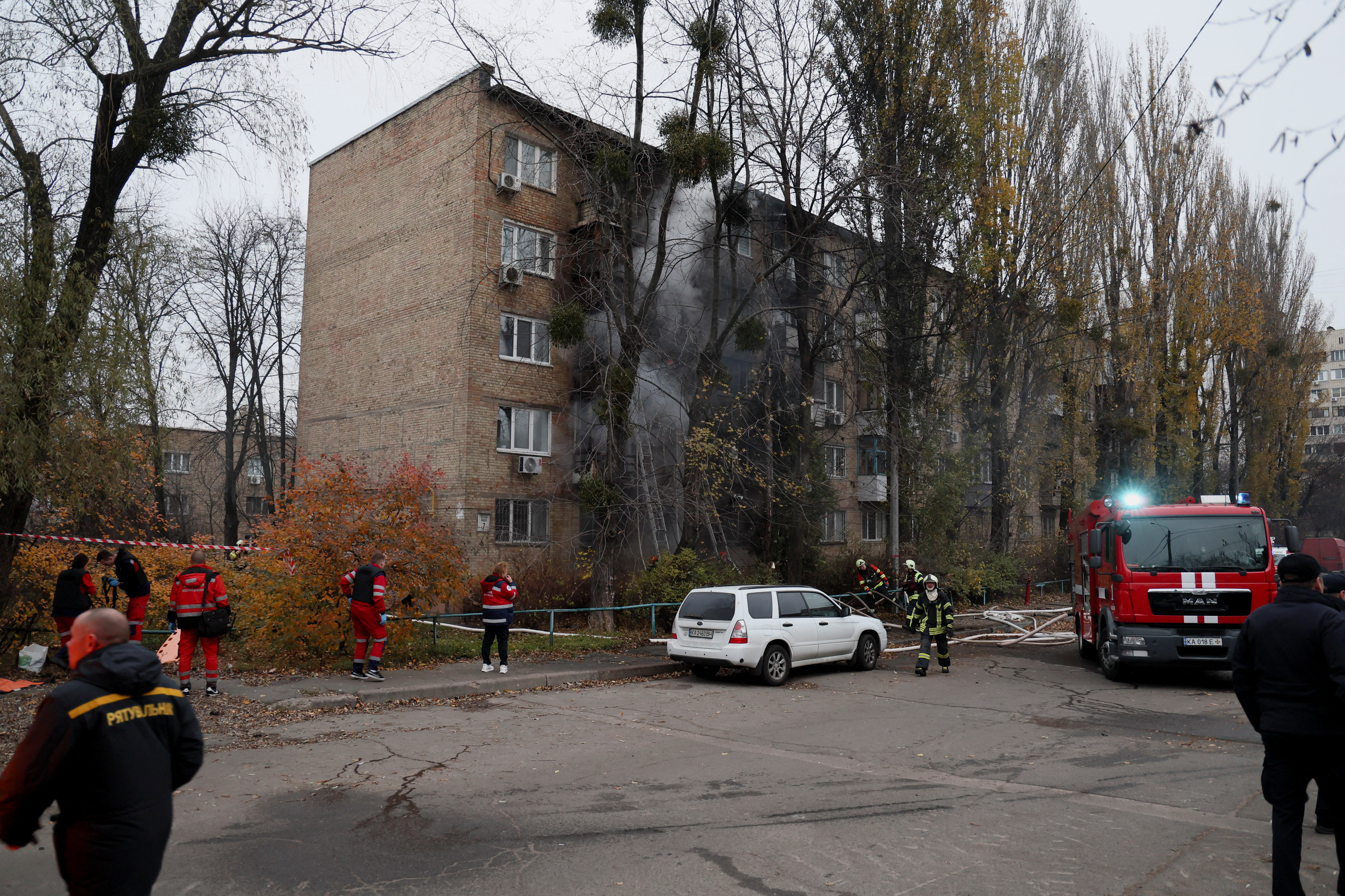 Operativo de rescate de este martes en un edificio residencial impactado en Kiev (Reuters)