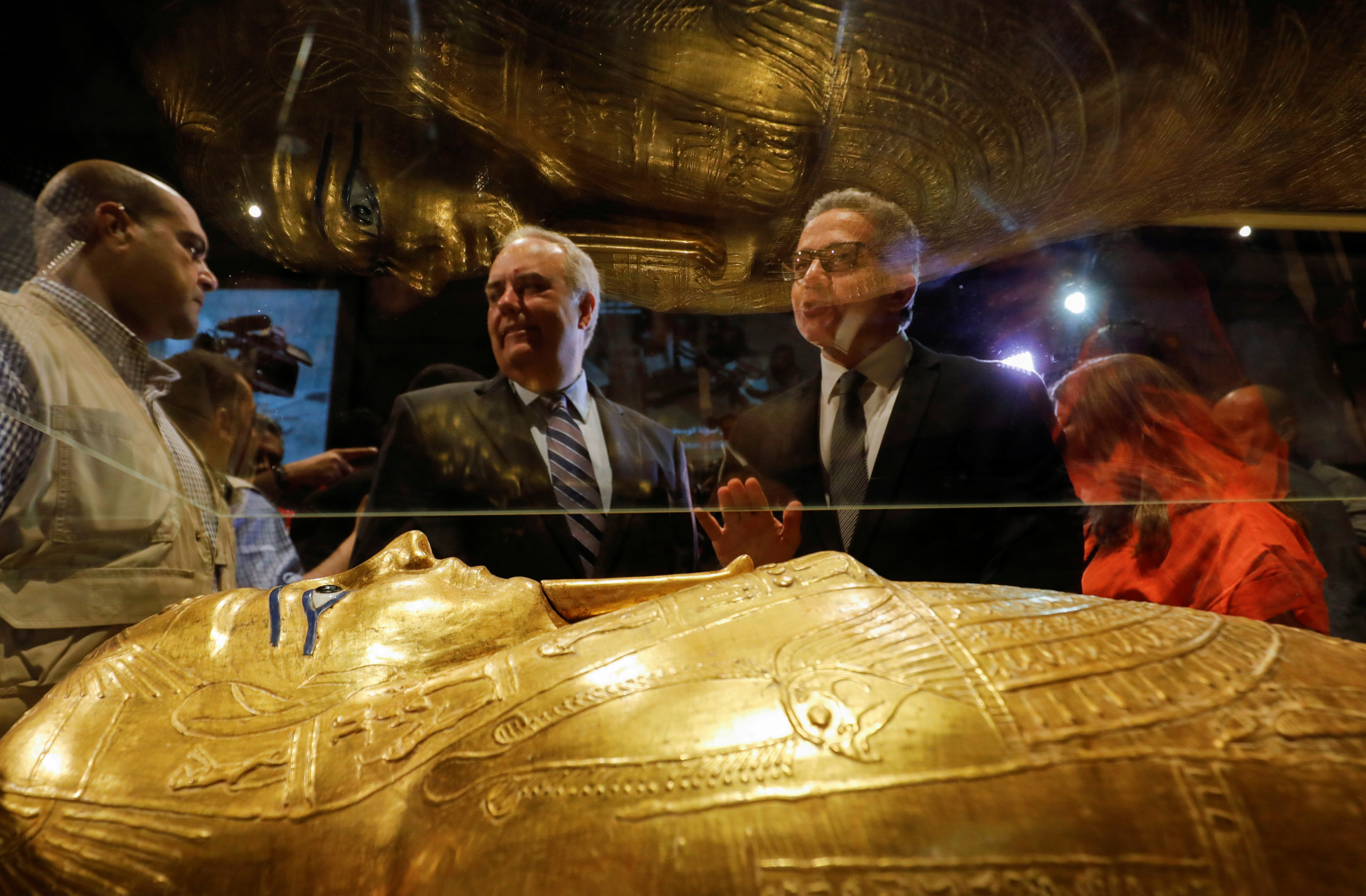 El ataúd de oro de Nedjemankh en una conferencia cuando se anunció su regreso a Egipto 