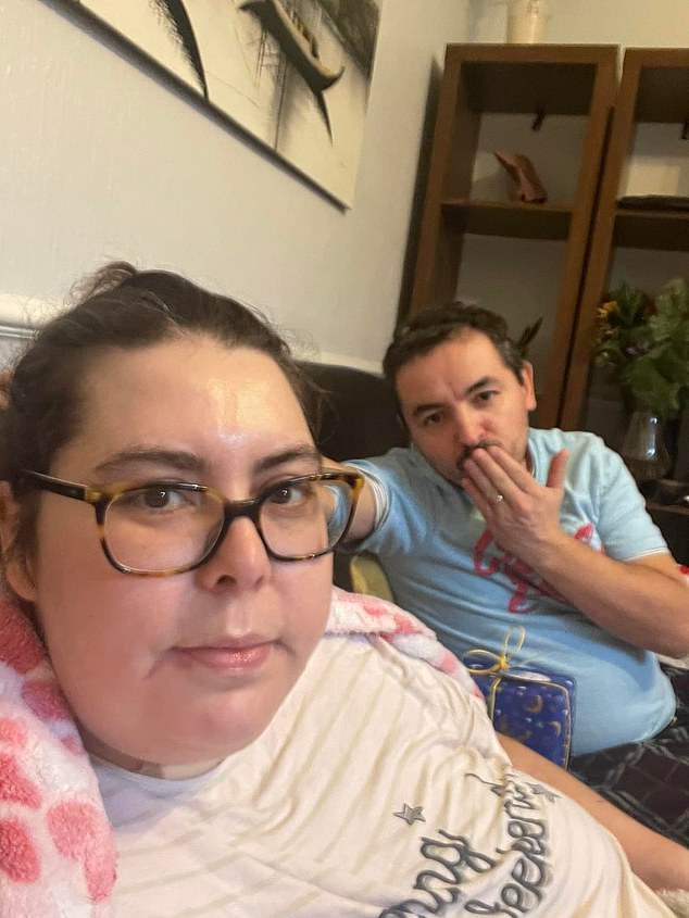 Almeida se despertó del coma el 14 de diciembre. Cuando sus niveles de oxígeno mejoraron, pudo regresar a casa en Nochebuena. En la foto con su esposo Artur (derecha)