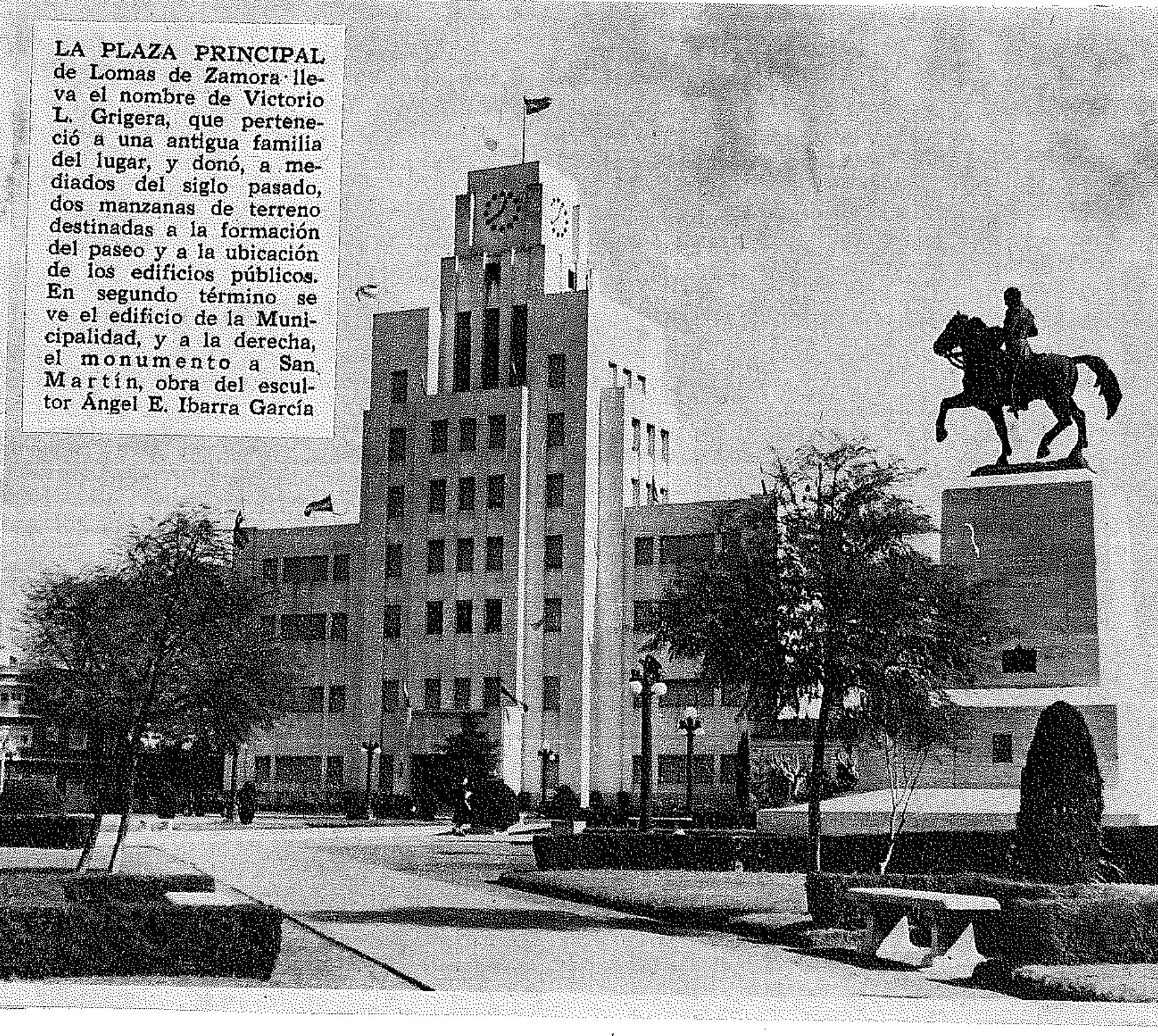 Lomas de Zamora- La pulcra belleza de la Plaza Grigera hacia 1950, con una vista del Palacio Blanco de la Municipalidad y el monumento al Libertador (Foto La Prensa, col. OADM).