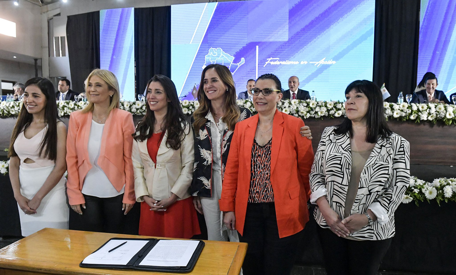 Verónica Magario (con un saco rosa) posa junto a Florencia López, vicegobernadora de La Rioja, la ministra de Desarrollo Social, y otras legisladoras del Norte Grande.