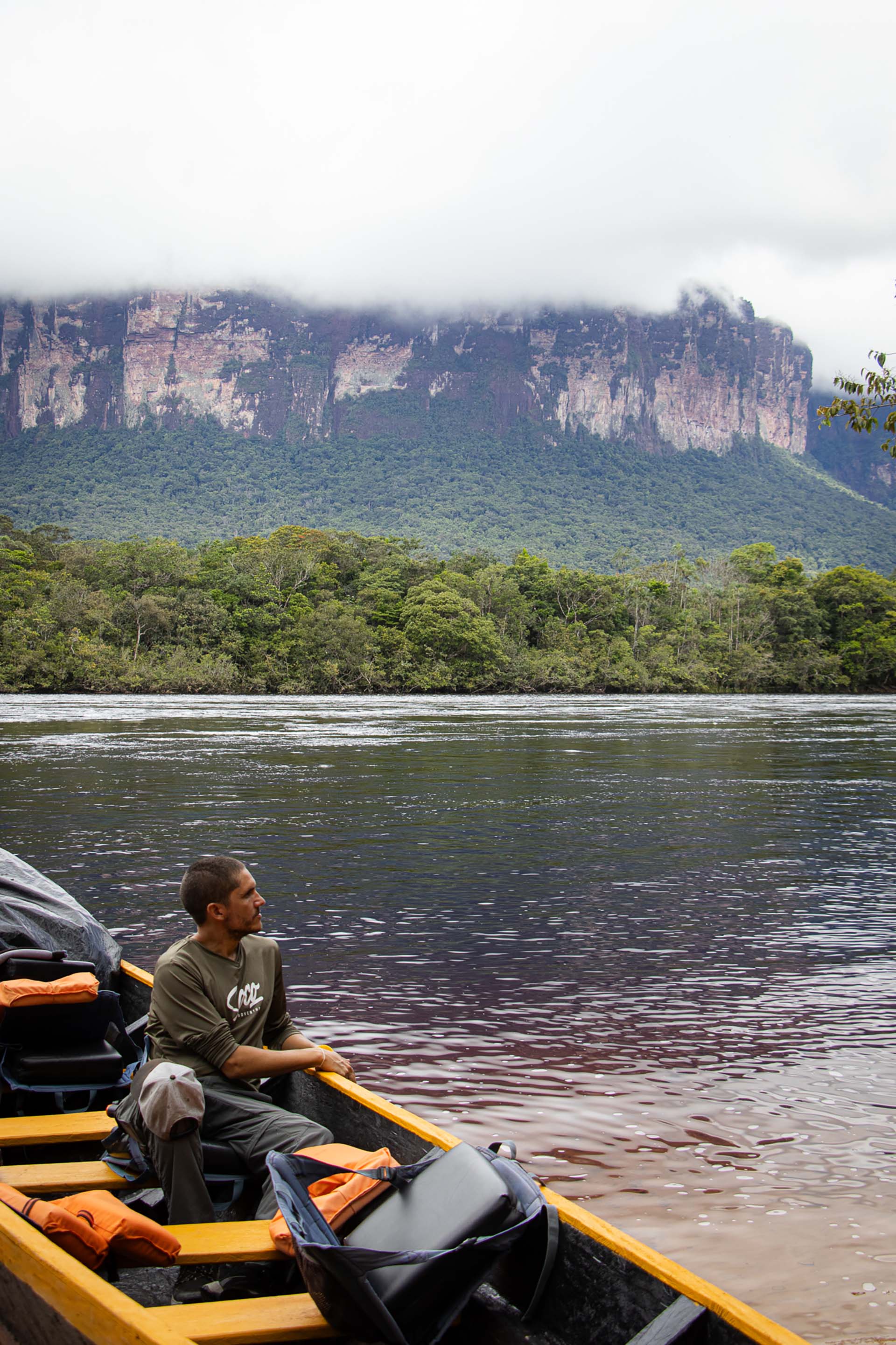 Una pareja de argentinos visit&oacute; la cascada m&aacute;s alta del mundo: "Fueron cinco horas de navegaci&oacute;n y una de caminata por la selva"