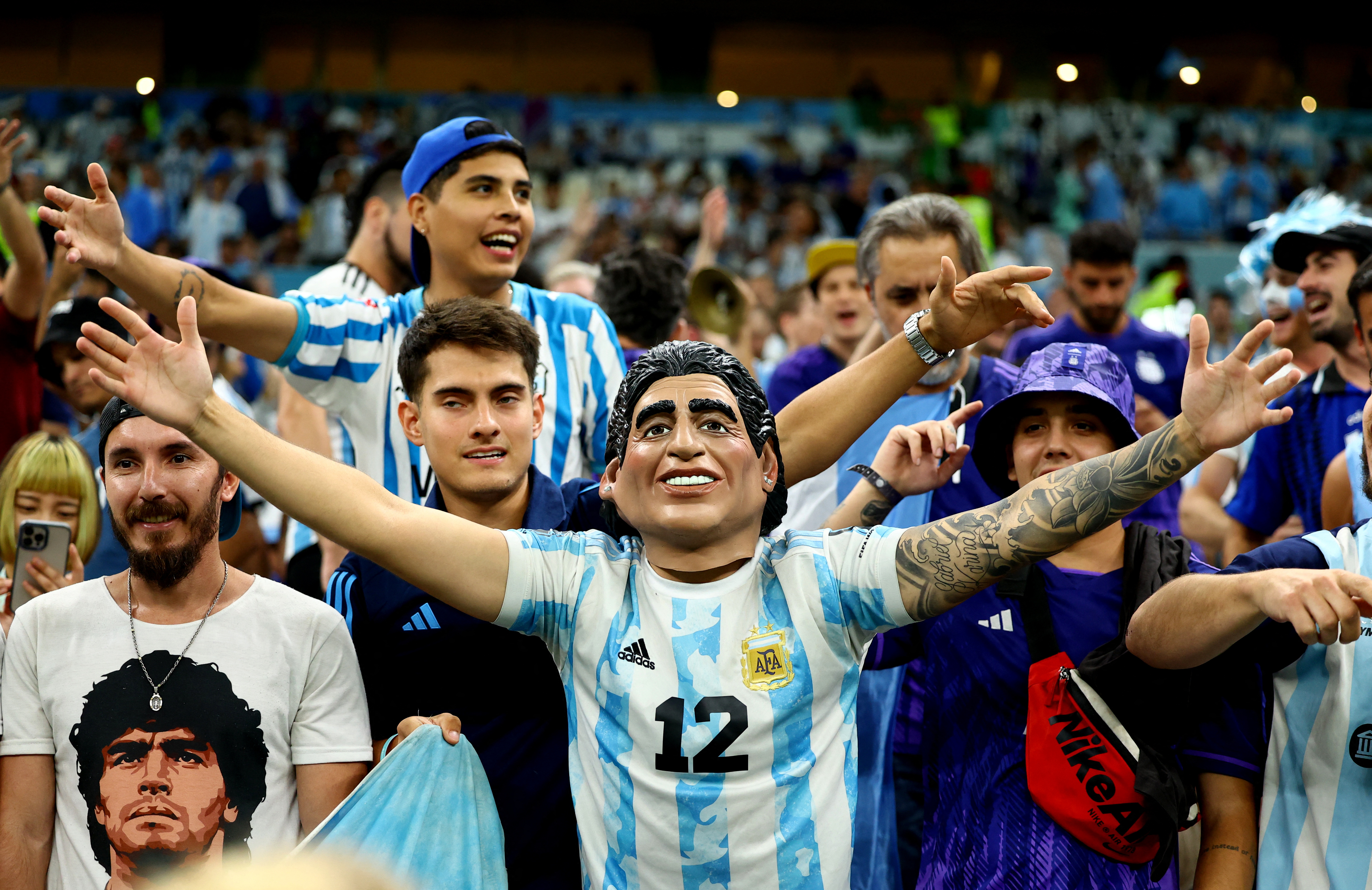 La locura de los fanáticos argentinos en Qatar (Reuters)