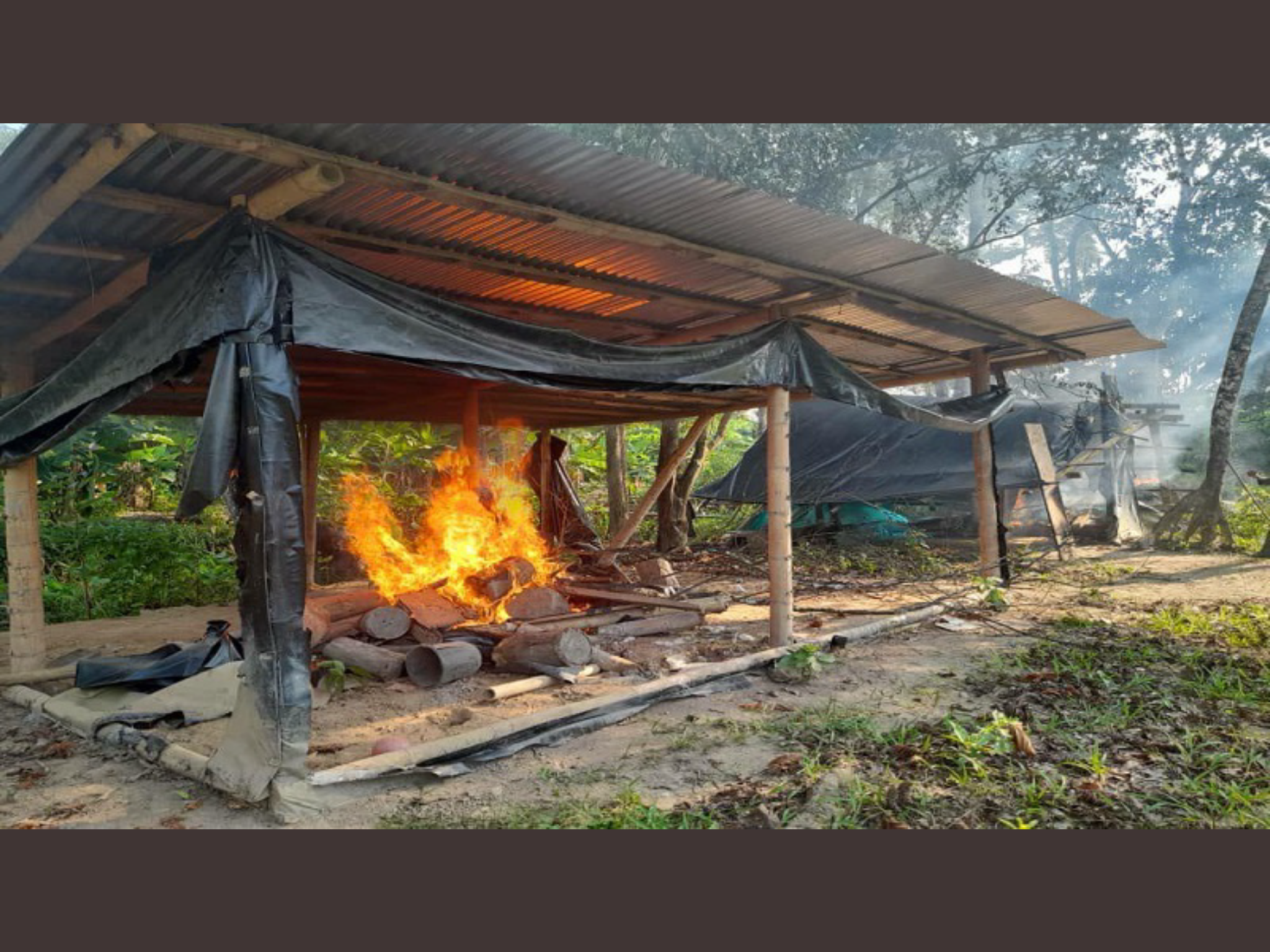 La Fuerza Armada ha desplegado la limpieza de campamentos y laboratorios de droga que las disidencias de las FARC mantuvieron durante años en la frontera