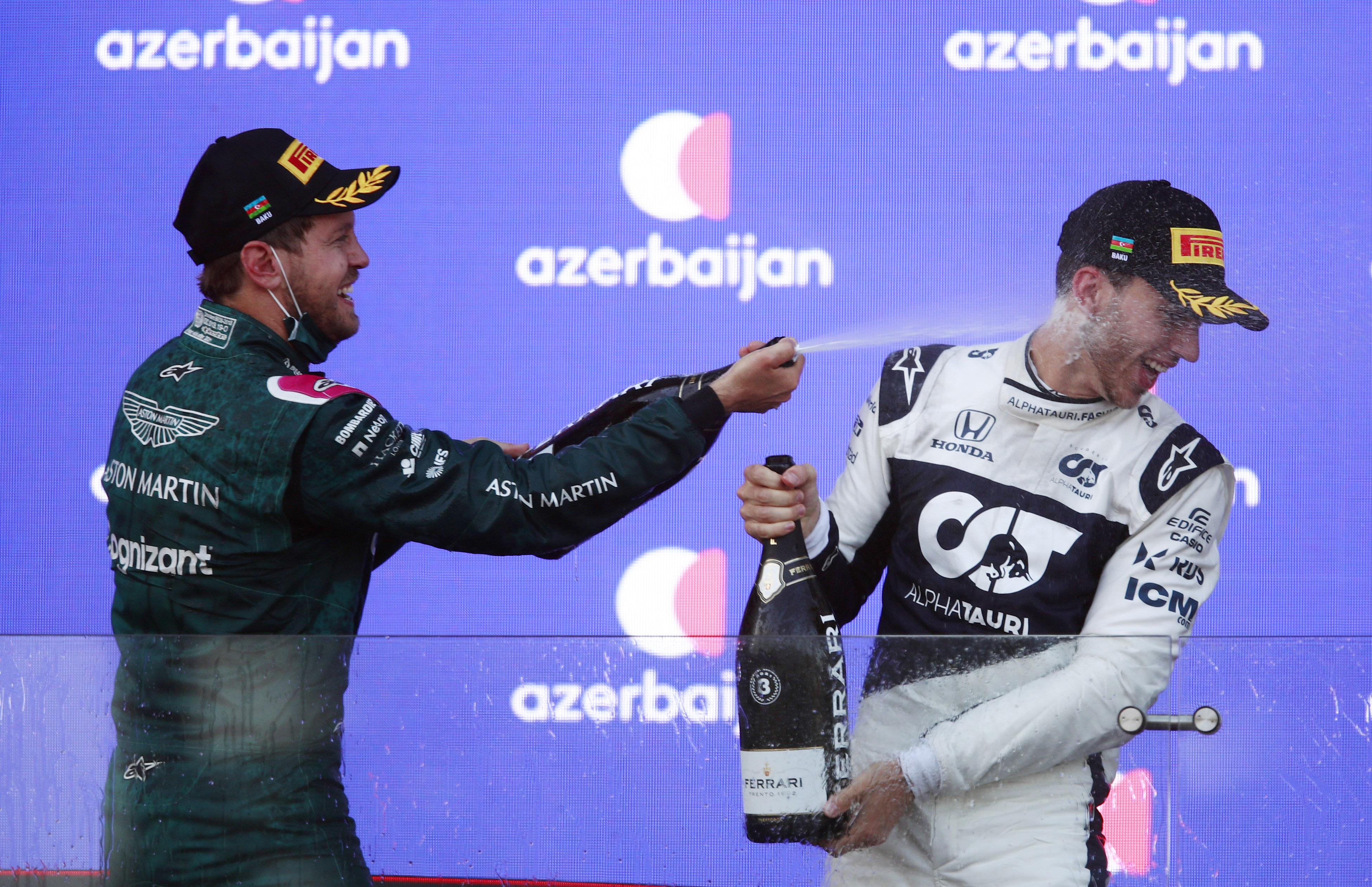 Sebastian Vettel y Pierre Gasly sonríen en el podio y luego hicieron reír a los medios (REUTERS/Anton Vaganov)