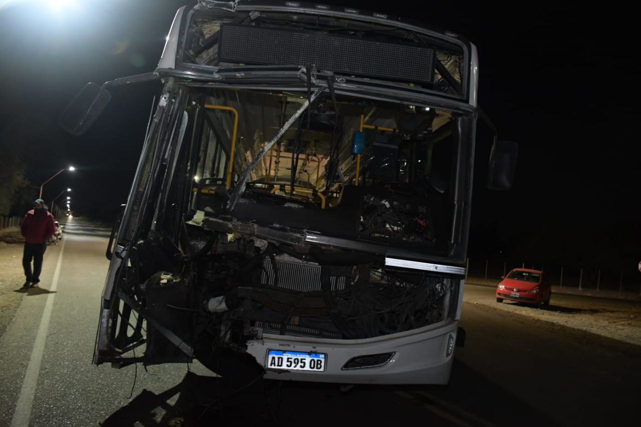 Milagro en San Juan: un colectivo chocó con un tren y solo hubo heridos