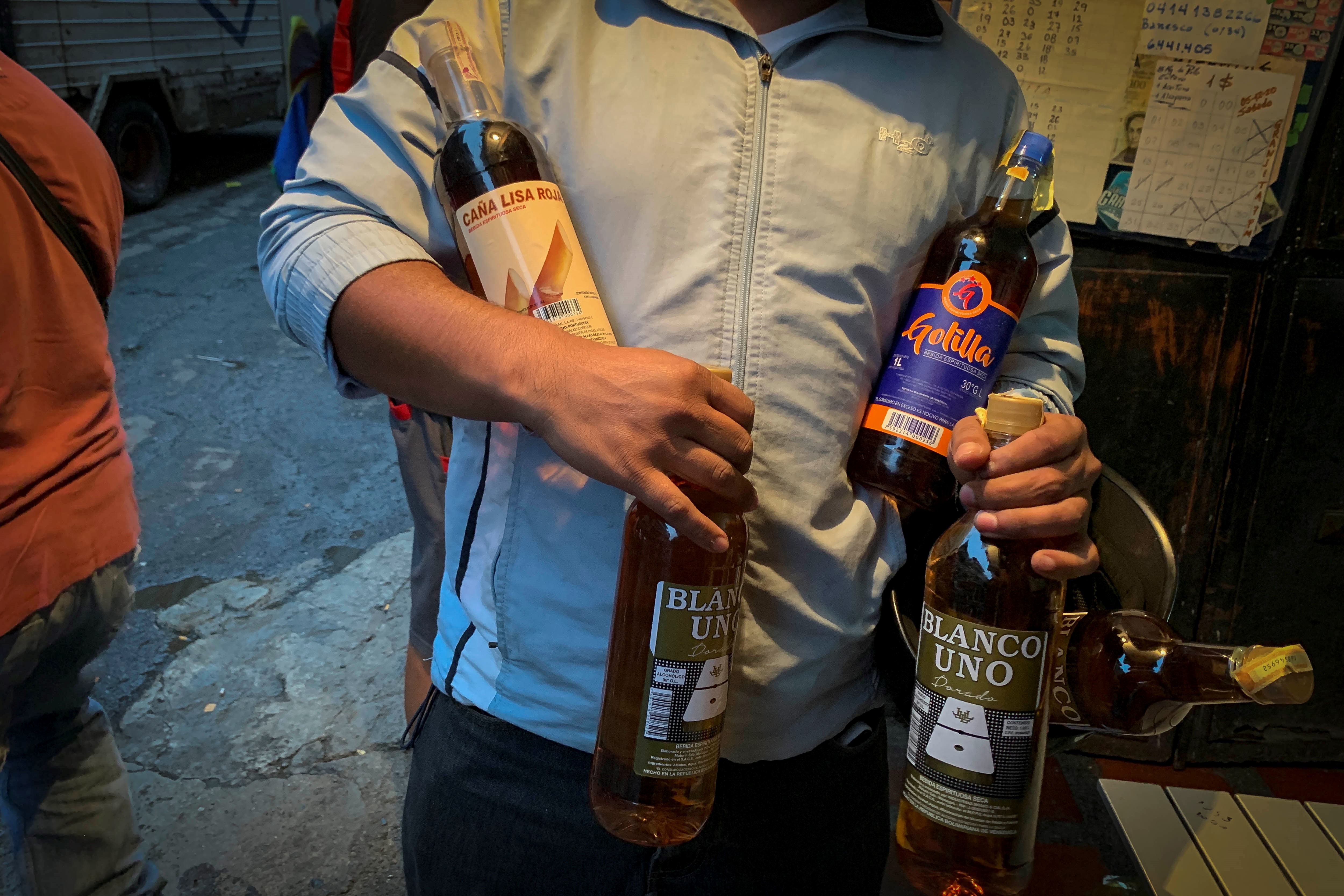 It is also not possible to carry alcoholic beverages from boarding (EFE / Rayner Peña)