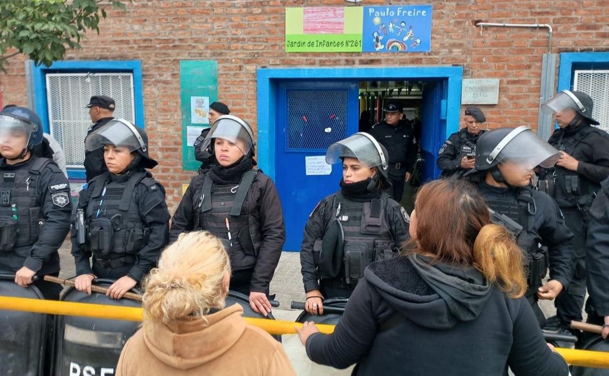 Violentos enfrentamientos en un jard&iacute;n de infantes de Rosario tras una presunta denuncia por abuso sexual