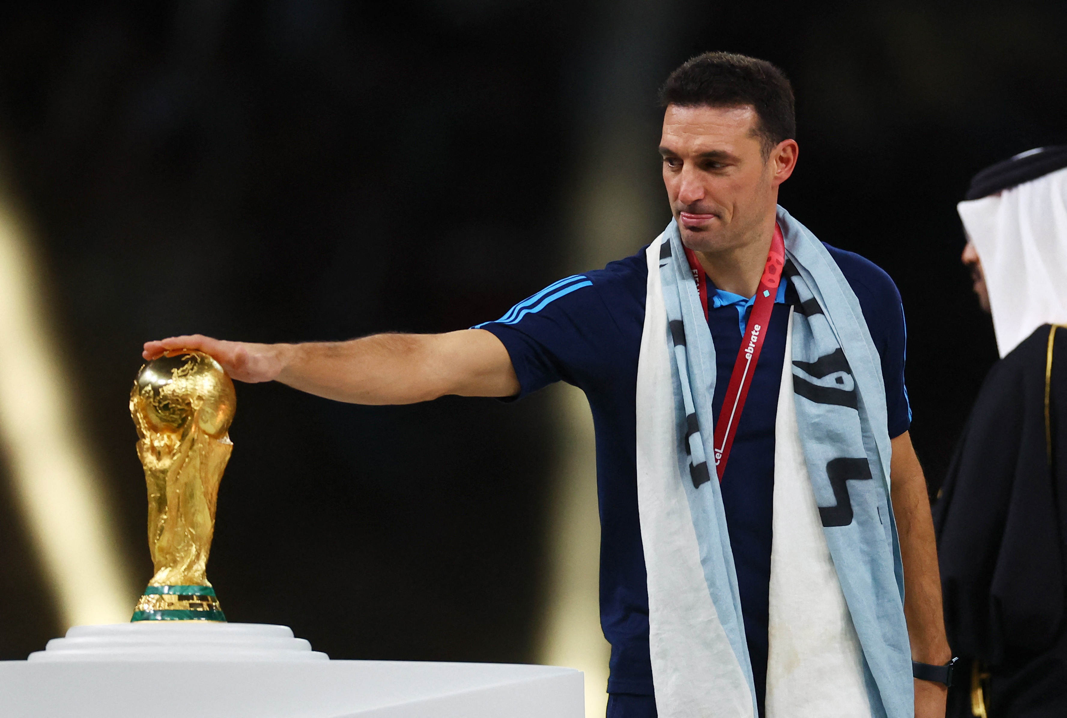 Lionel Scaloni toca la Copa del Mundo luego de la final frente a Francia REUTERS/Kai Pfaffenbach