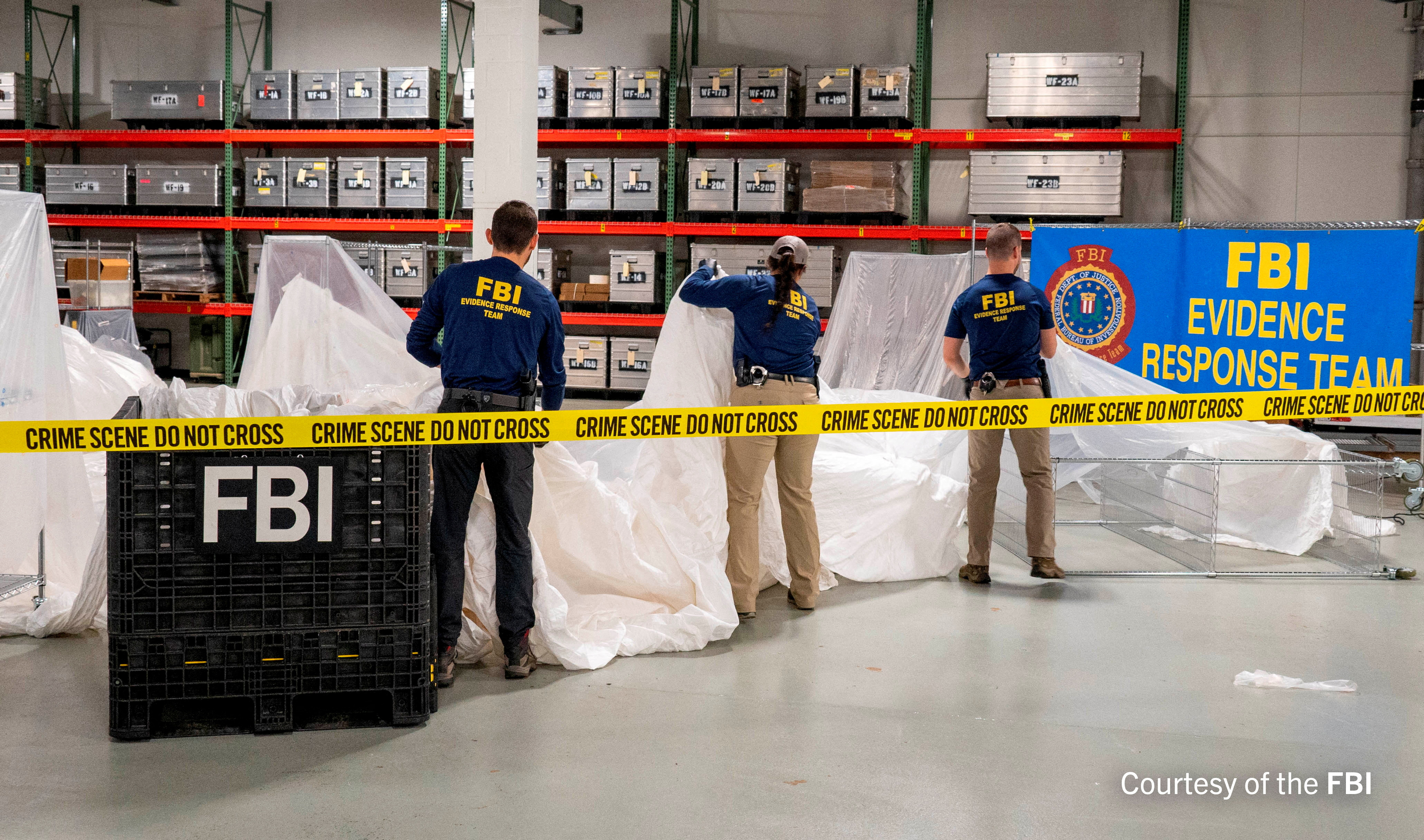 Agentes del FBI examinan uno de los objetos derribados (Reuters)