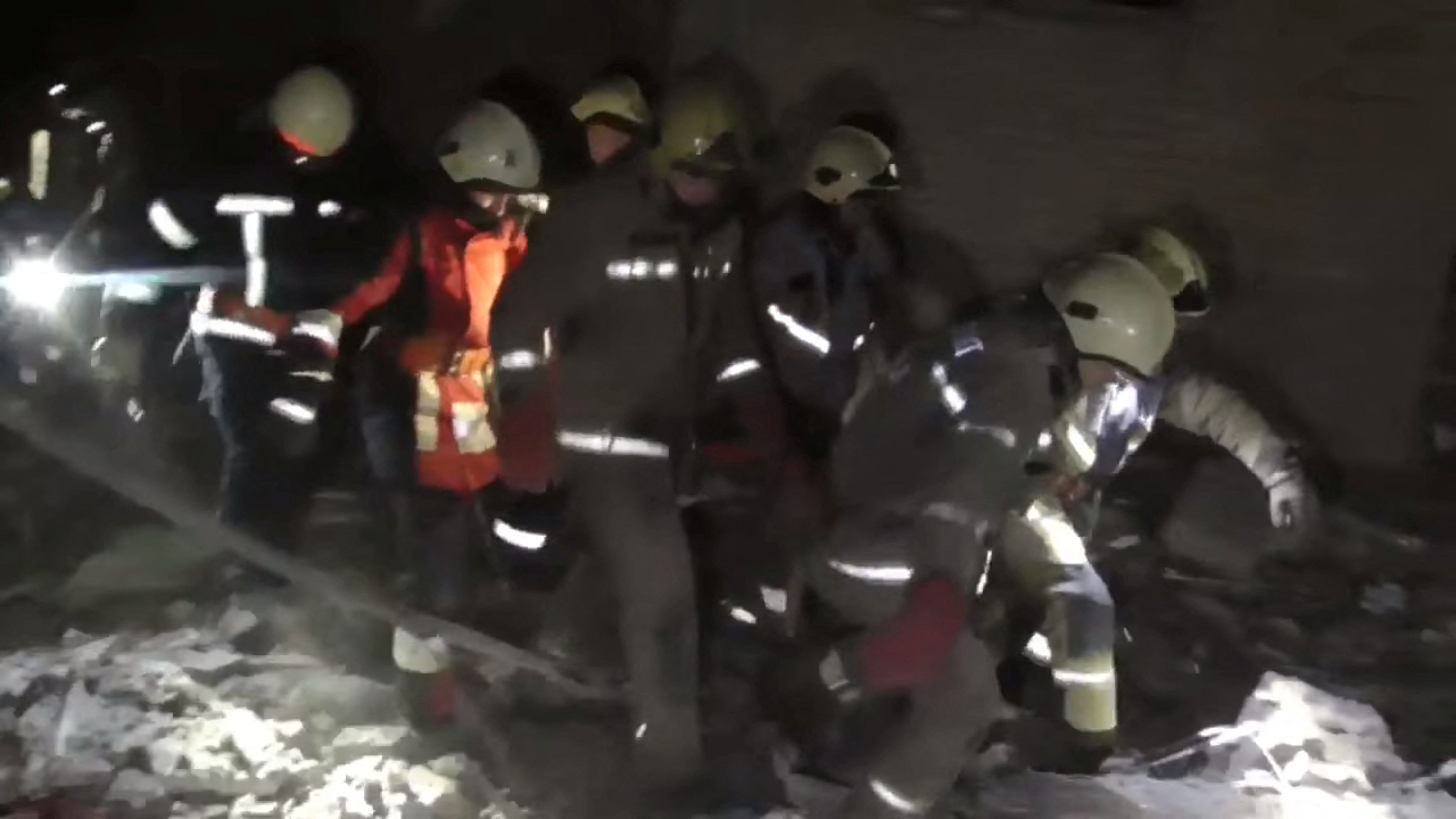 rescatistas trasladan un cuerpo que acaban de sacar entre los escombros de una casa en Sumy (Ukraine Ministry of Internal Affairs/Handout via REUTERS)