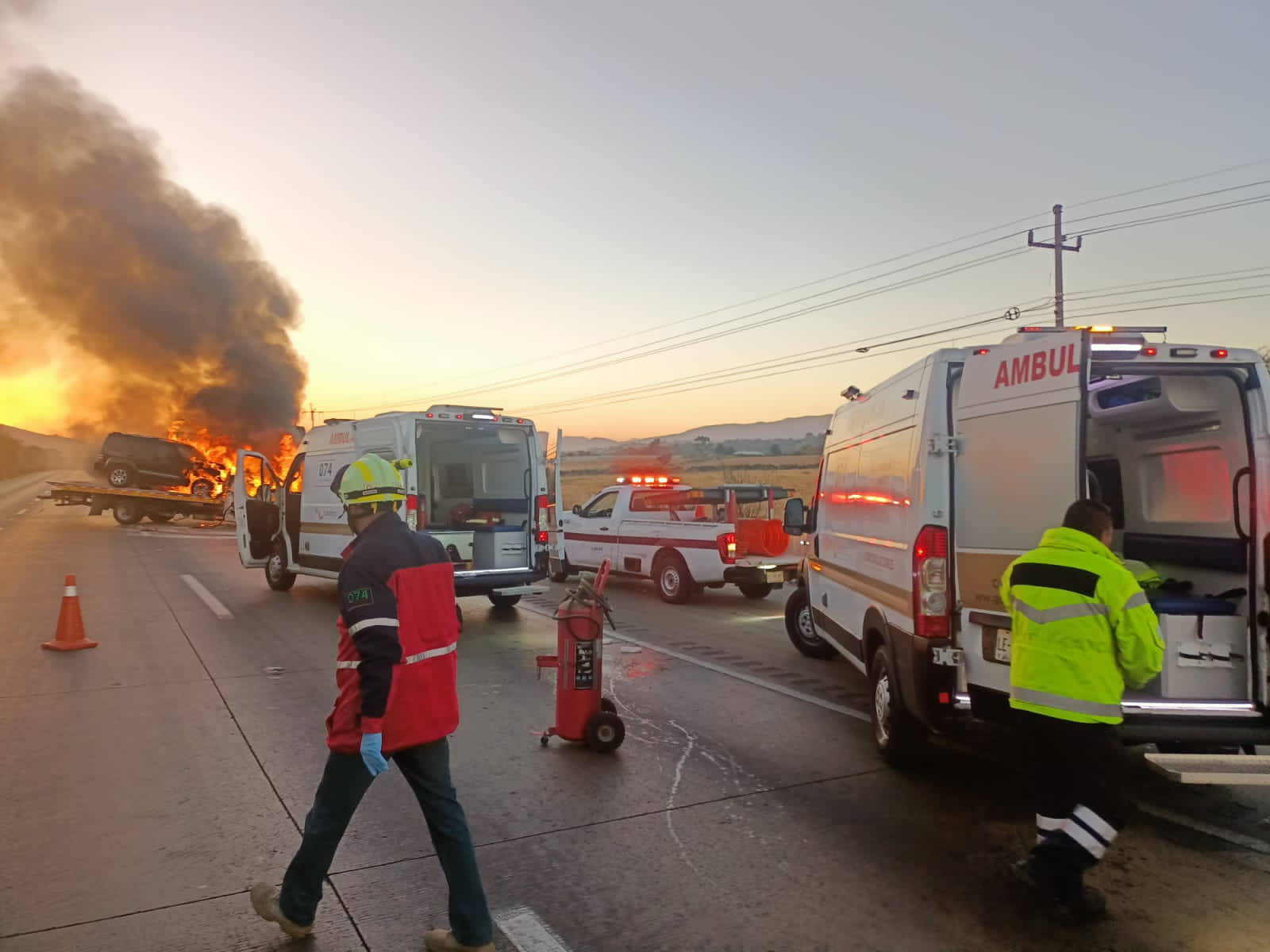 Servicios de emergencia se trasladaron al lugar del accidente para asegurar la zona. Se desconoce si hubo personas lesionadas o víctimas mortales (Foto: Twitter@luismiguelbaraa)