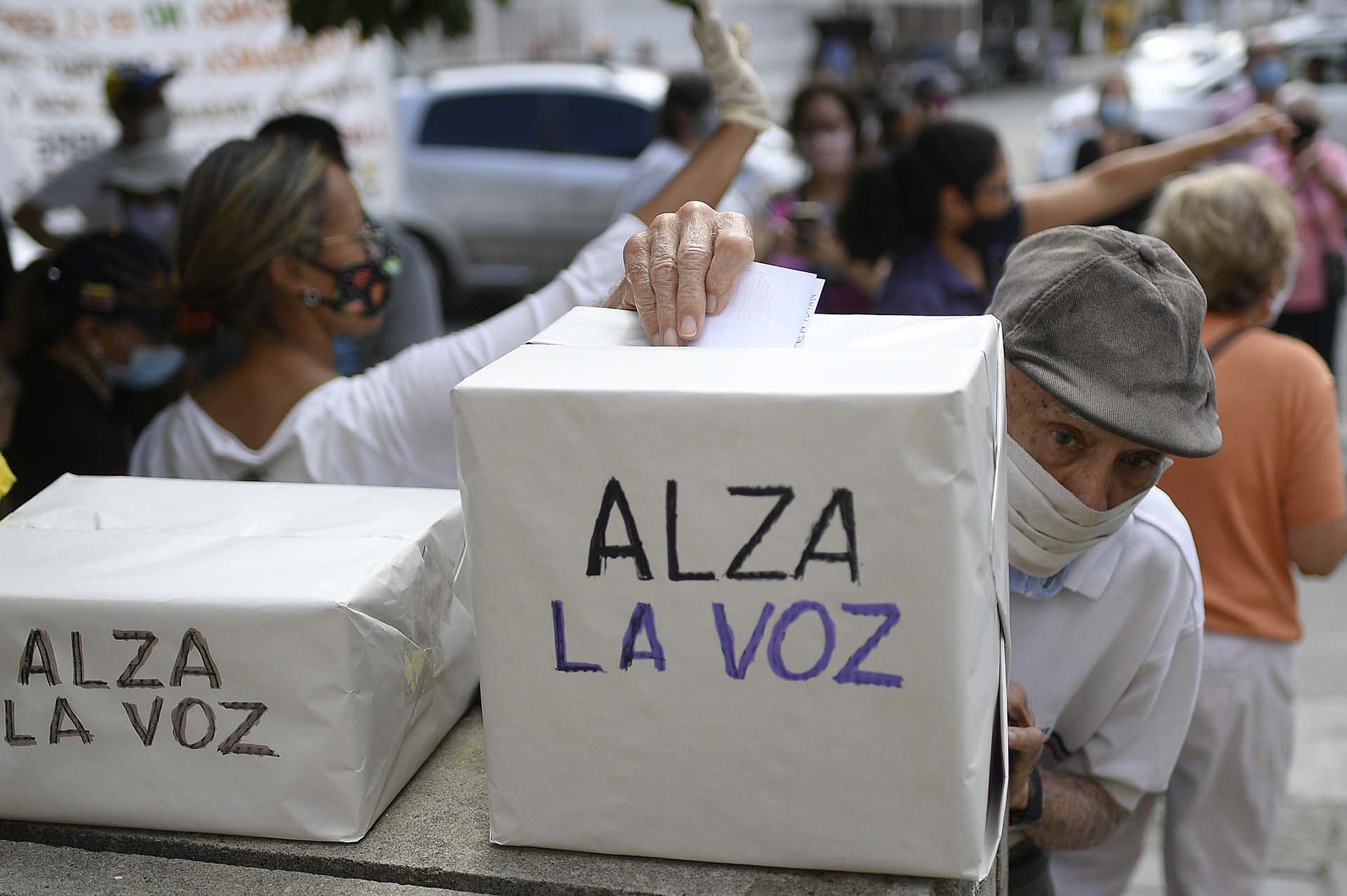 Una persona vota en Caracas en la consulta popular organizada por los partidos democráticos venezolanos en rechazo a la elección fraudulenta organizada por el régimen de Maduro (12 de diciembre) 