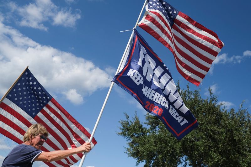 Un partidario del Presidente de los Estados Unidos Donald Trump en Sanford, Florida, Estados Unidos, el 12 de octubre de 2020. REUTERS/Ricardo Arduengo