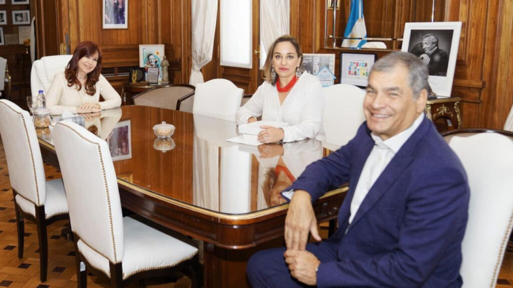 Cristina Fernández de Kirchner, Rafael Correa y Gabriela Rivadeneira, ex asambleísta ecuatoriana, durante la reunión que mantuvieron en la Cámara de Senadores