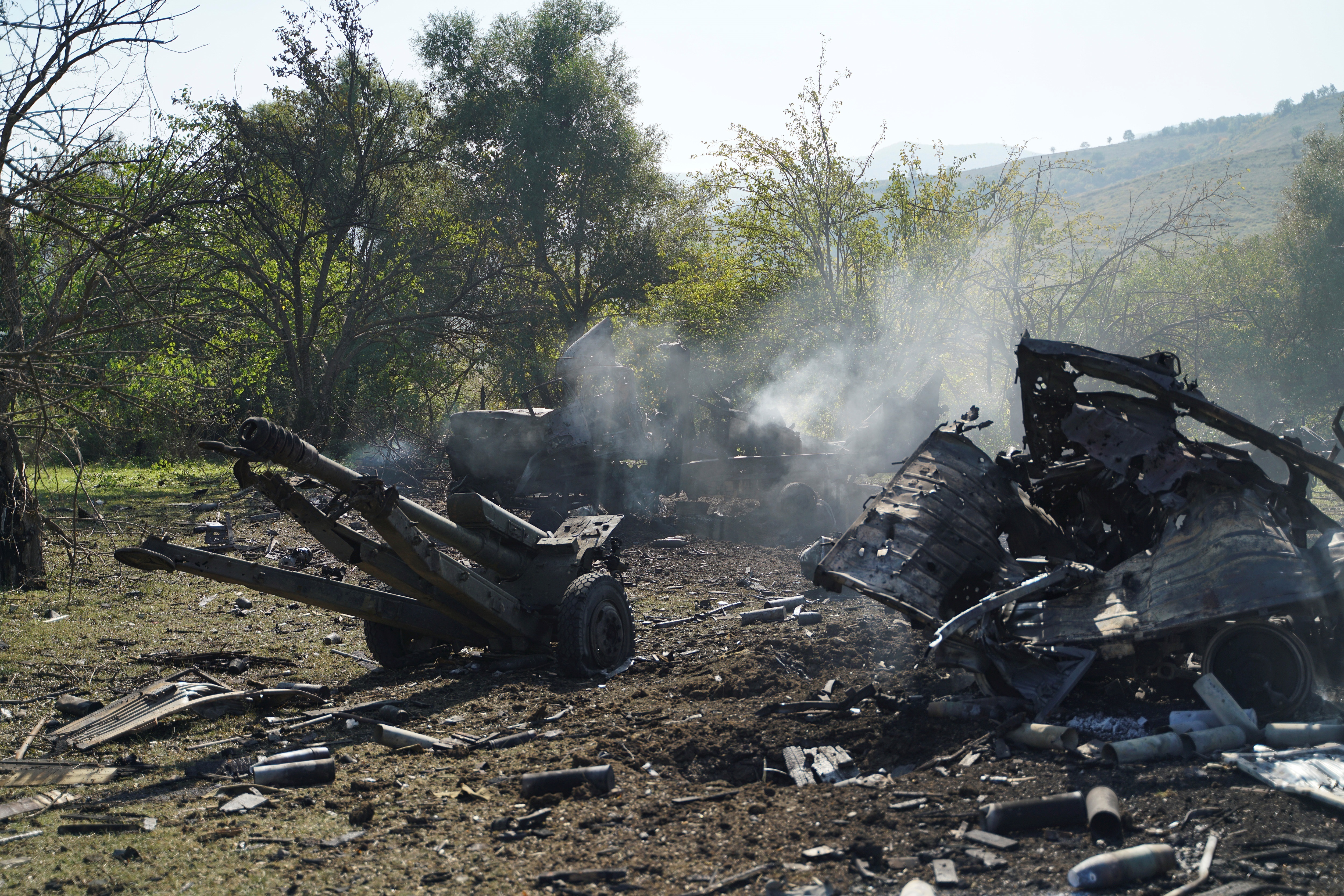 Vista de una batería de misiles destruida por drones azerbaiyanos en Nagorno Karabaj (EFE/ Pablo González)
