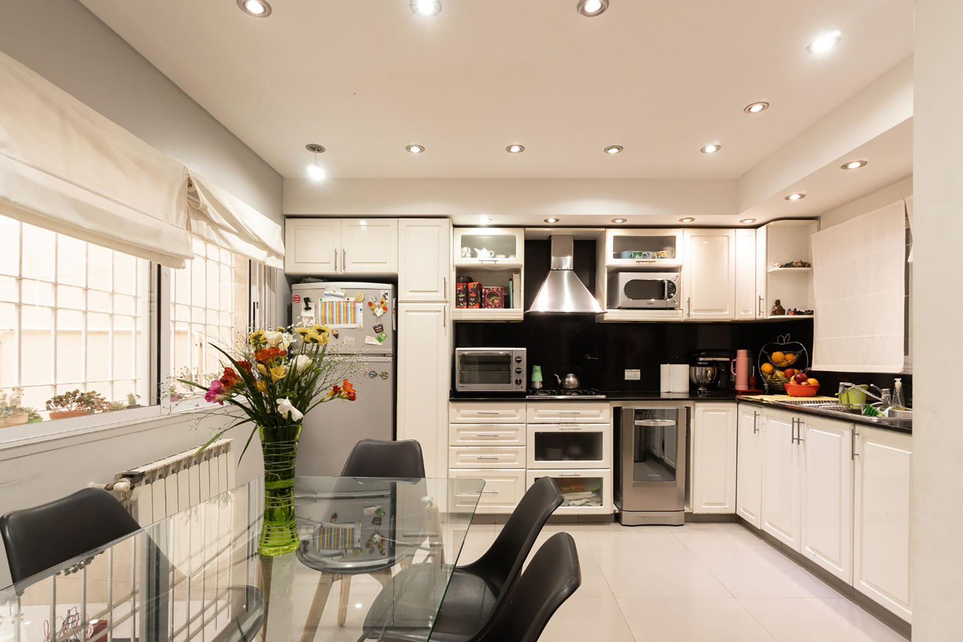 La cocina luce con muebles nuevos y gran espacio de guardado