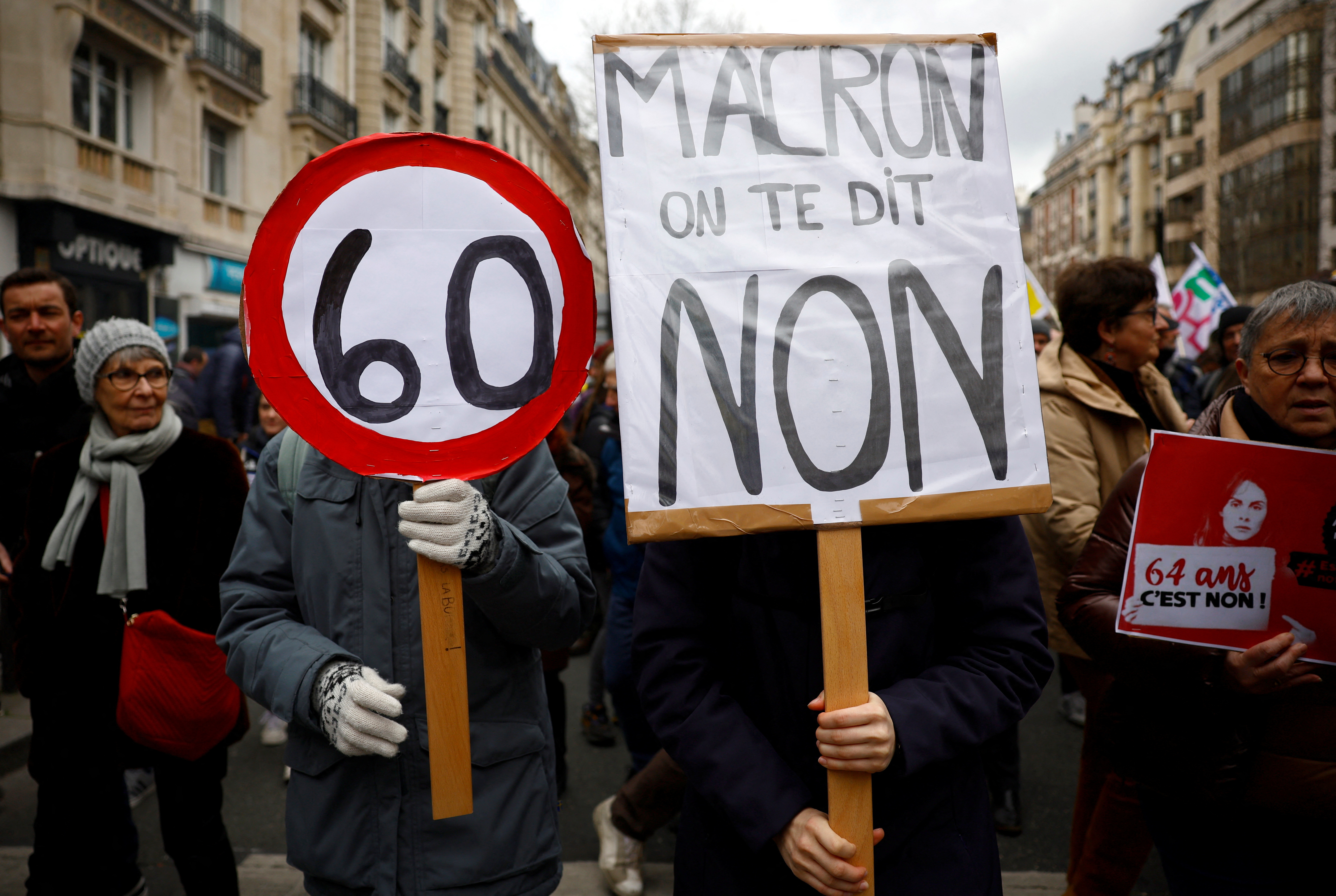Manifestantes asisten a una protesta contra el plan de reforma de las pensiones del gobierno francés (REUTERS/Sarah Meyssonnier)