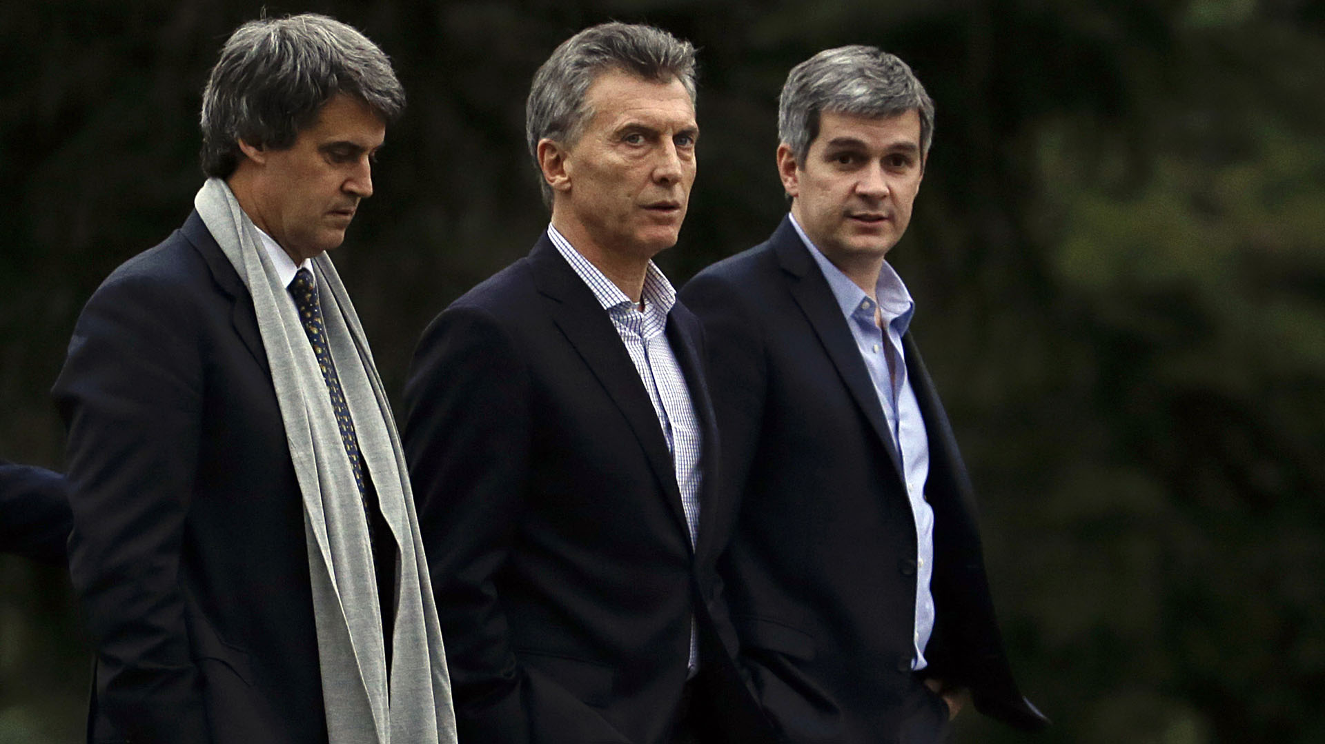 Alfonso Prat-Gay, ministro de Economía de Cambiemos, juntos al ex presidente Mauricio Macri y al ex jefe de Gabinete Marcos Peña (AP)
