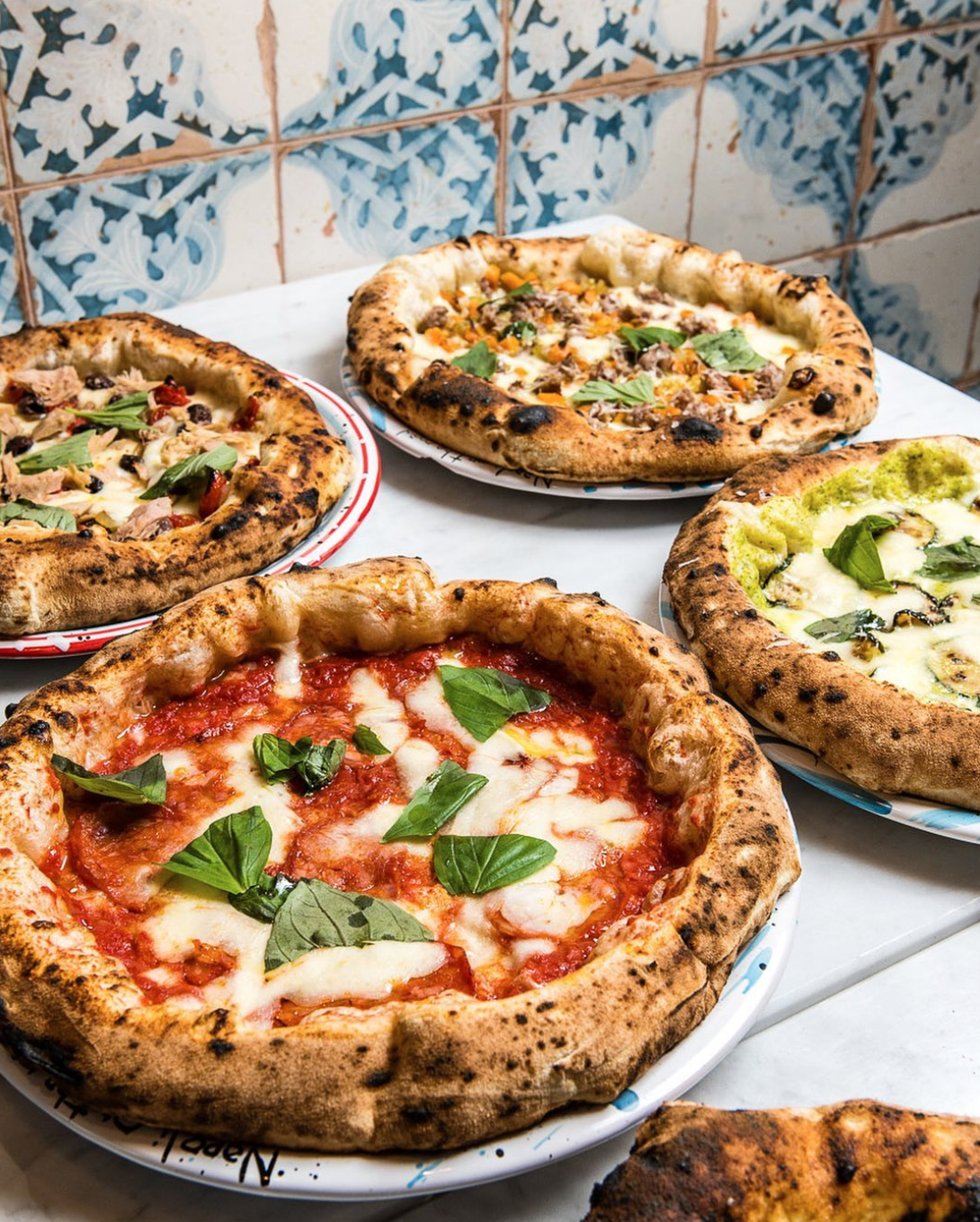 La pizza napolitana, de masa más gruesa y hecha en horno de leña, según los entendidos, es la mejor (Instagram)