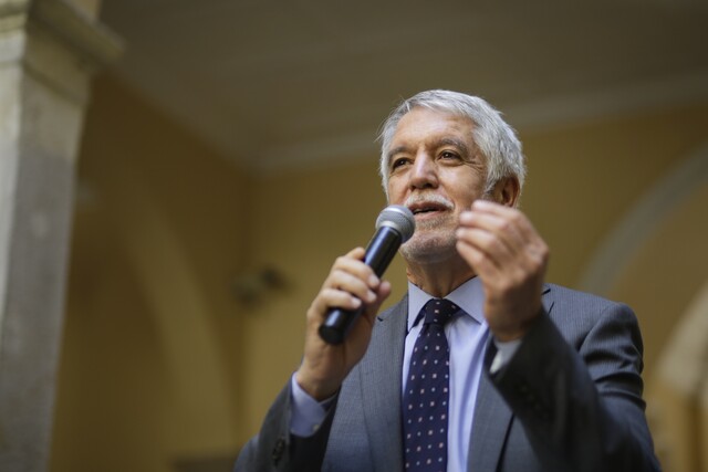 Enrique Peñalosa ironizó el pedido de garantías de Nicolás Petro al fiscal Barbosa: “Todo fue un montaje”
