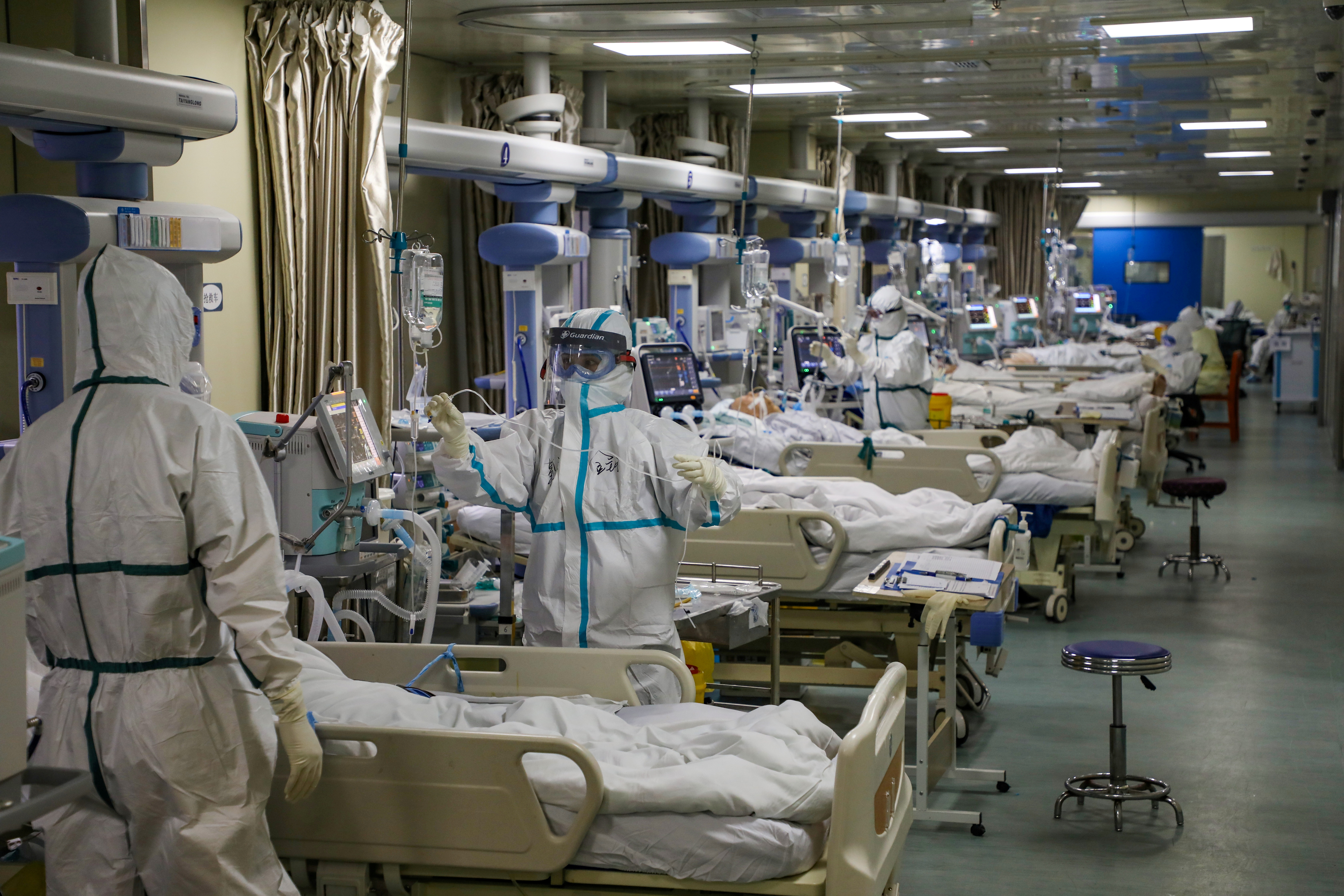Febrero de 2020. Médicos de Wuhan atienden a pacientes enfermos de COVID-19 en una unidad de cuidados intensivos en un hospital de aquella ciudad originaria del coronavirus (Reuters)