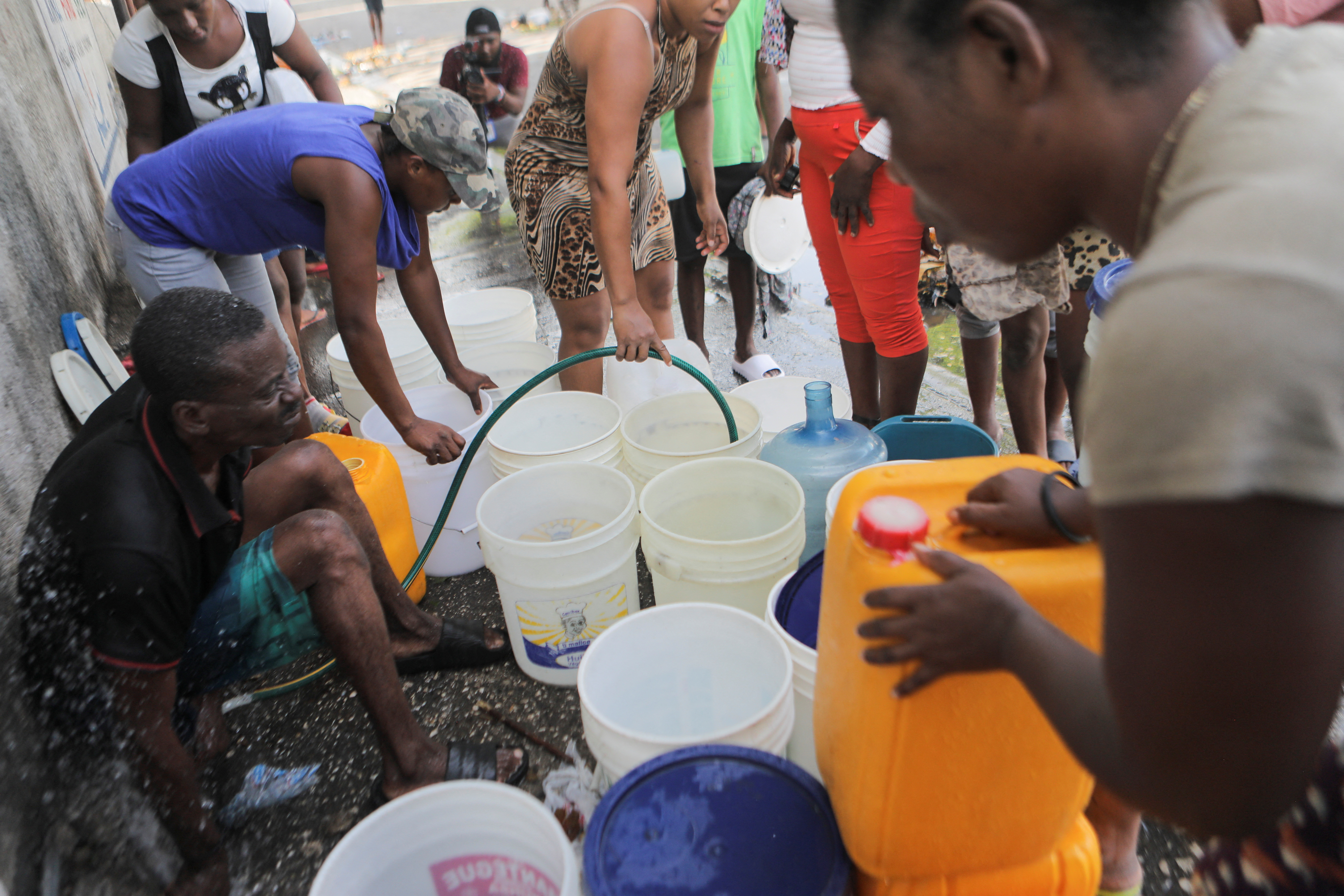 El titular de la Dirección Nacional de Agua Potable y Saneamiento, Guito Edouard, consideró “imprescindible” el establecimiento de un “corredor humanitario especial para el paso de personal o empleados” de su institución.