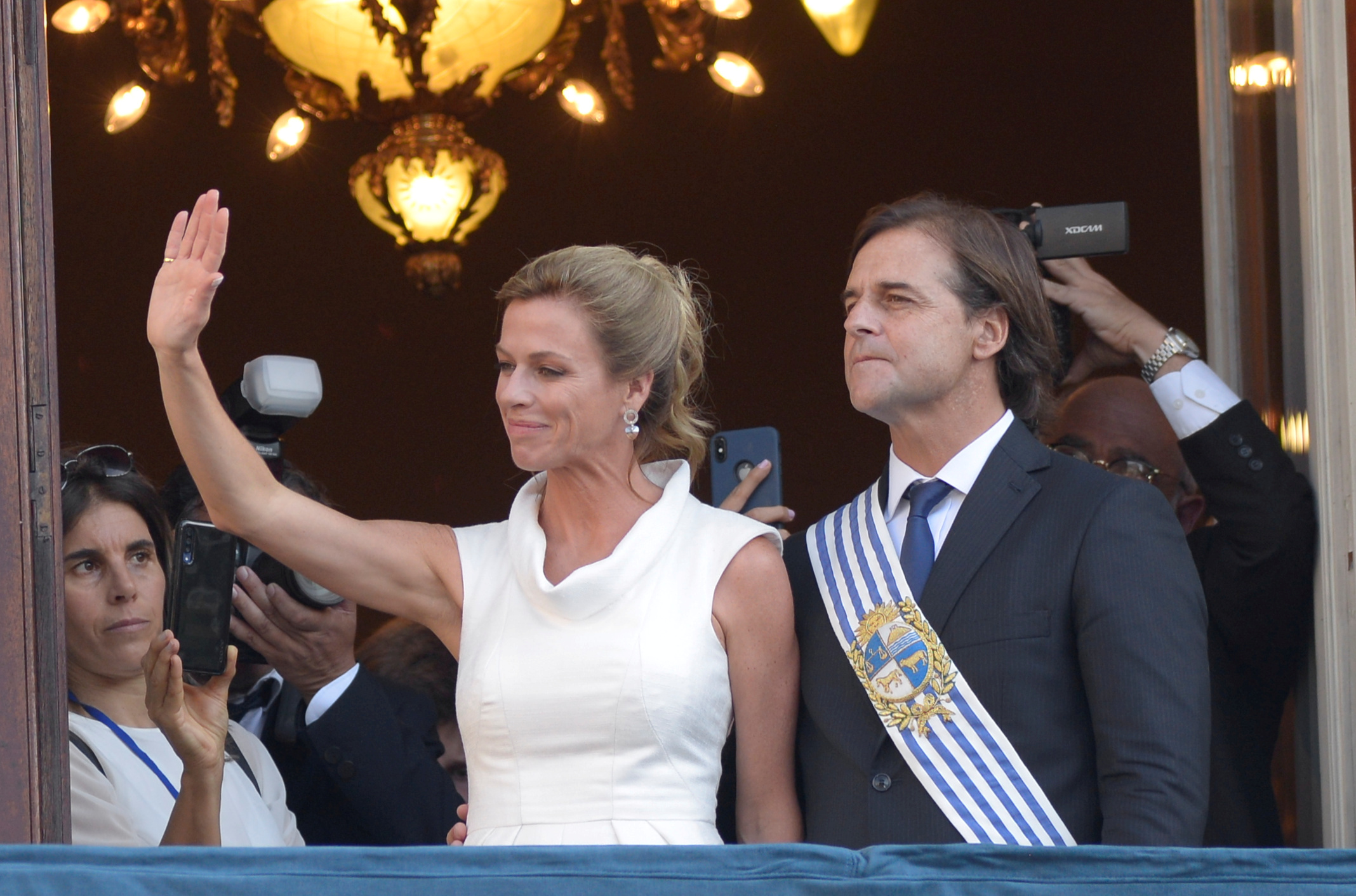 El matrimonio saluda desde el Palacio de Estévez después de la jura de Luis Lacalle Pou como presidente de Uruguay, el 1 de marzo de 2020 (Reuters).