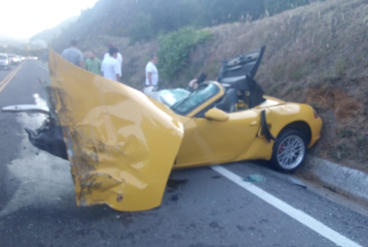 Así quedó el auto en el que viajaba Federico Gutiérrez, piloto de la Nascar (Captura Twitter/ @lopezdoriga)