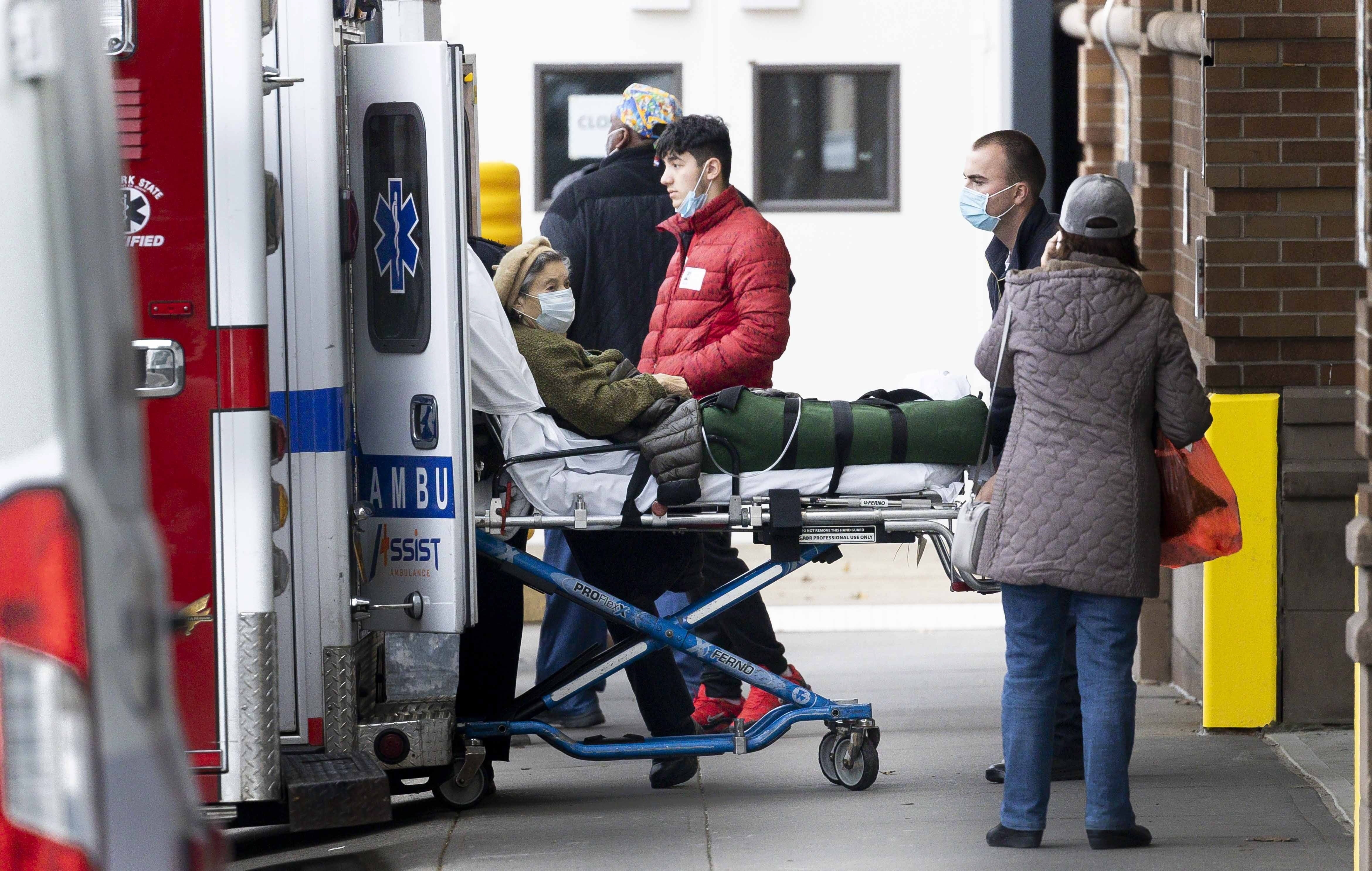 Una paciente con covid-19 es trasladada a un hospital en EE.UU. EFE/Justin Lane/Archivo
