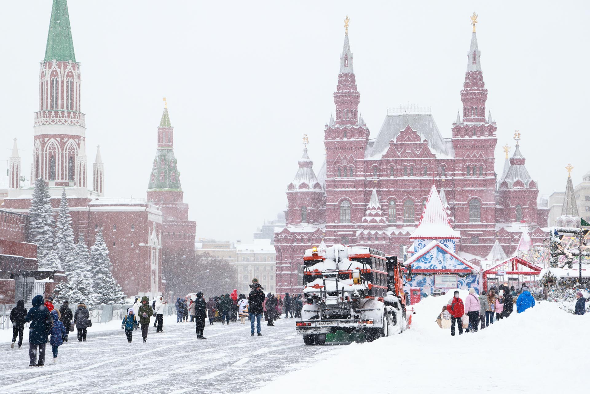 Un vehículo quitanieves opera en la Plaza Roja de Moscú. El Servicio Federal Ruso de Hidrometeorología y Monitoreo Ambiental emitió una advertencia de tormenta de nieve a partir del 17 de diciembre. Se esperan condiciones nubladas y tormentas de nieve en Moscú el 18 de diciembre
