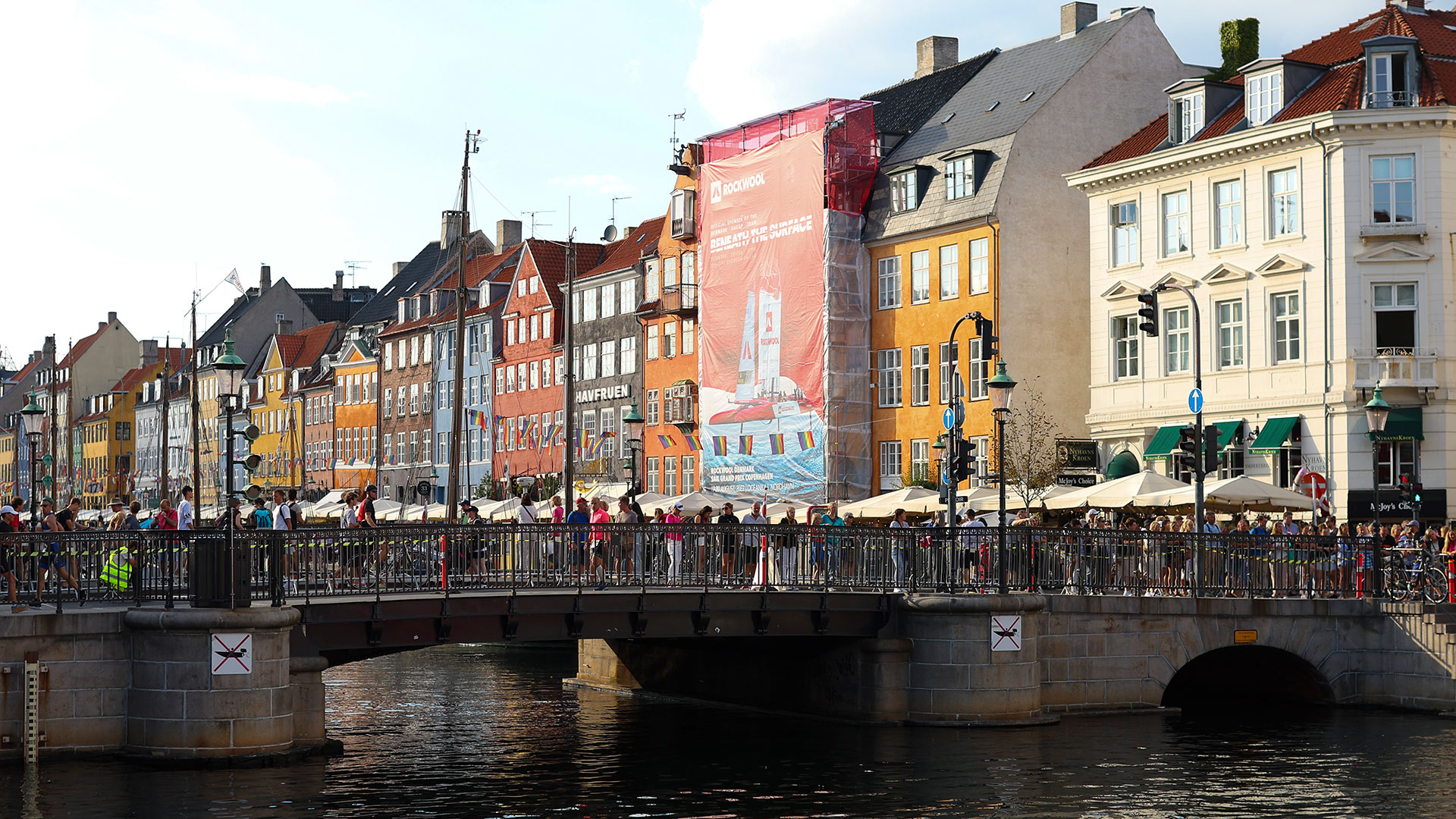 Decenas de personas pasean por el centro de Copenhague. (Gettyimages)