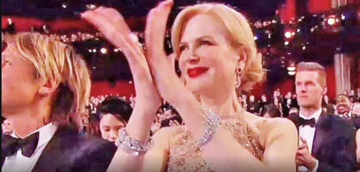 Nicole Kidman causó curiosidad por la extraña forma en que aplaudió a los ganadores de la noche Foto: Archivo