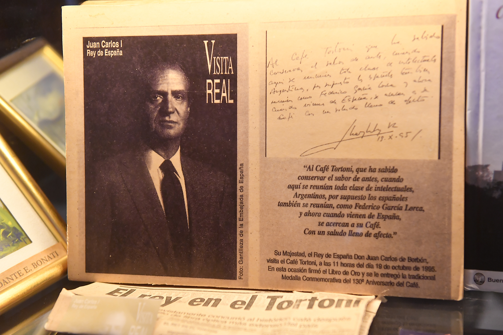 El entonces Rey Juan Carlos I de España firmó el libro de oro tras su visita al Tortoni y recordó a otro célebre visitante español, Federico García Lorca. Juan Carlos se fue con la medalla conmemorativa del 130° aniversario del café de recuerdo (Crédito: Maximiliano Luna)