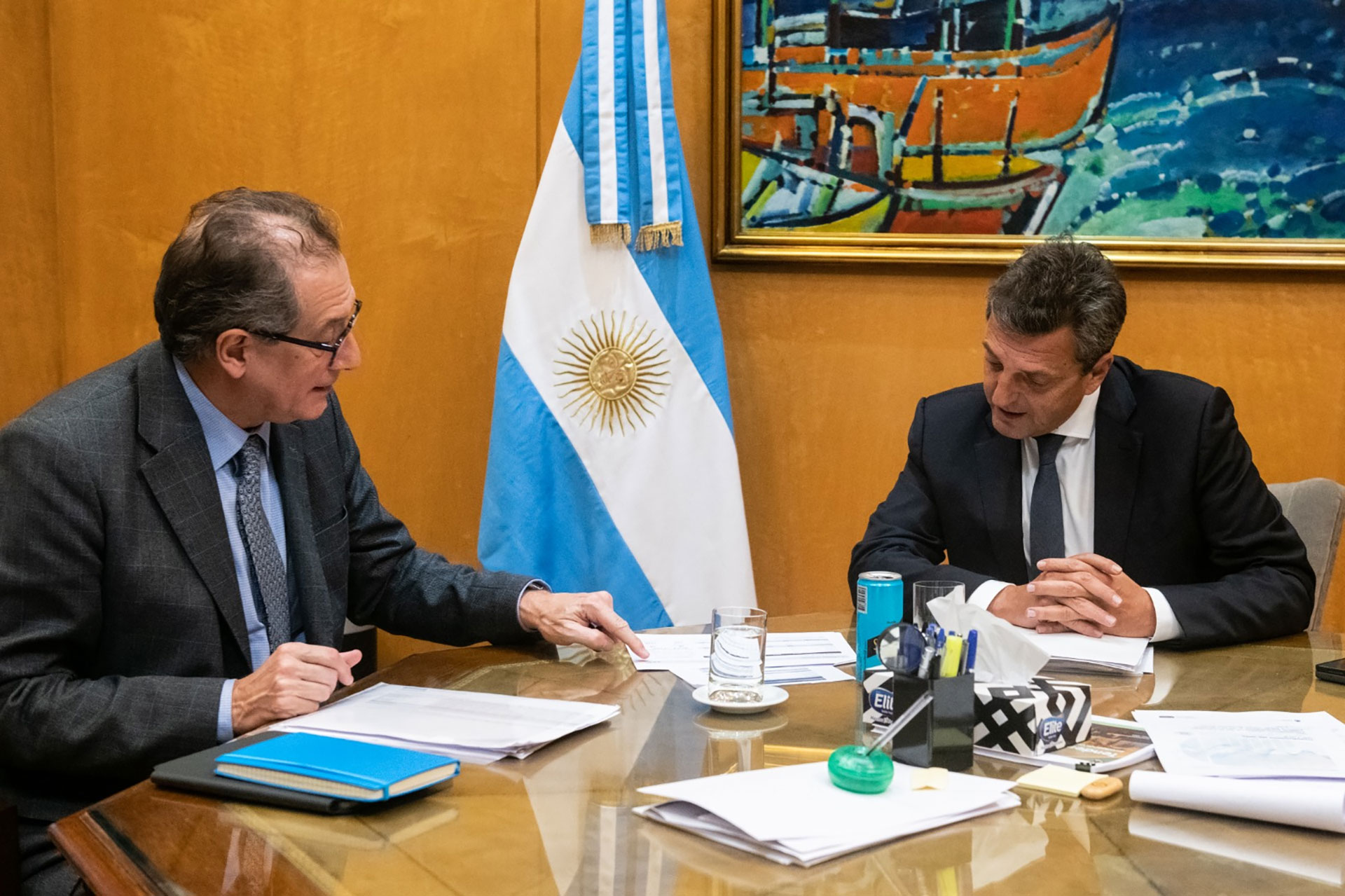 El ministro de Economía, Sergio Massa, y el presidente del BCRA, Miguel Pesce, esta tarde, en el Palacio de Hacienda