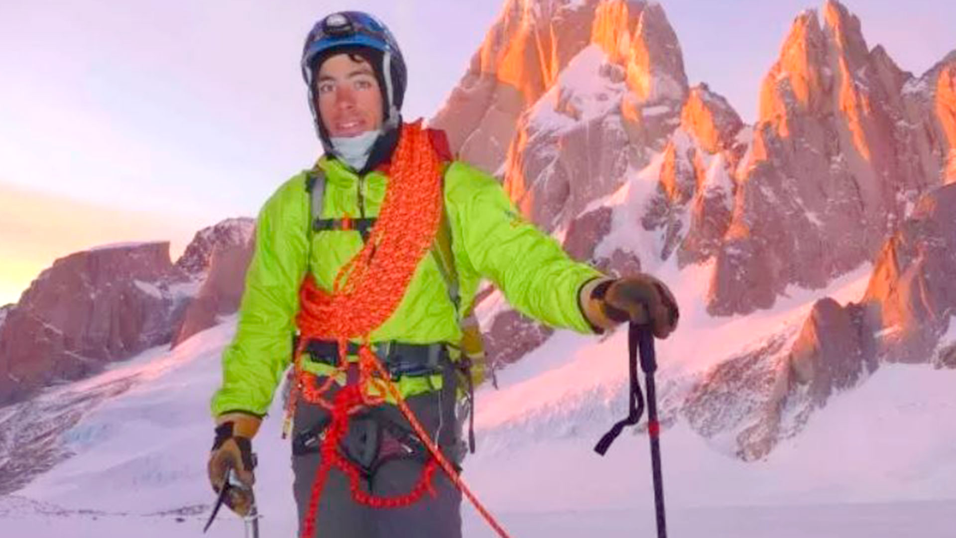 Tomás Aguiló, el andinista argentino rescatado tras sufrir una avalancha mientras descendía el cerro Torre junto a un colega italiano. 