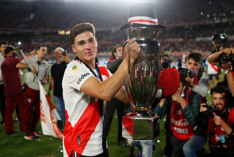 Julián Álvarez festeja con el trofeo de campeón después de ganar la Liga Profesional, tres fechas antes del final
(REUTERS/Agustín Marcarian)
