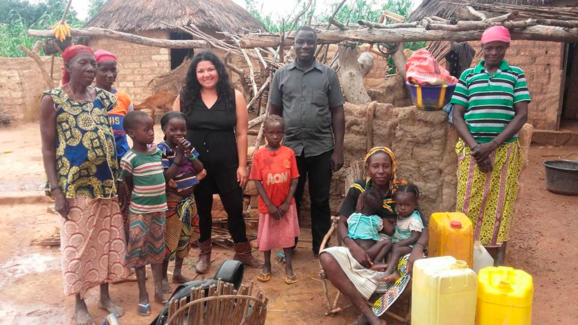 Gladis en Níger junto a la familia Makalondi