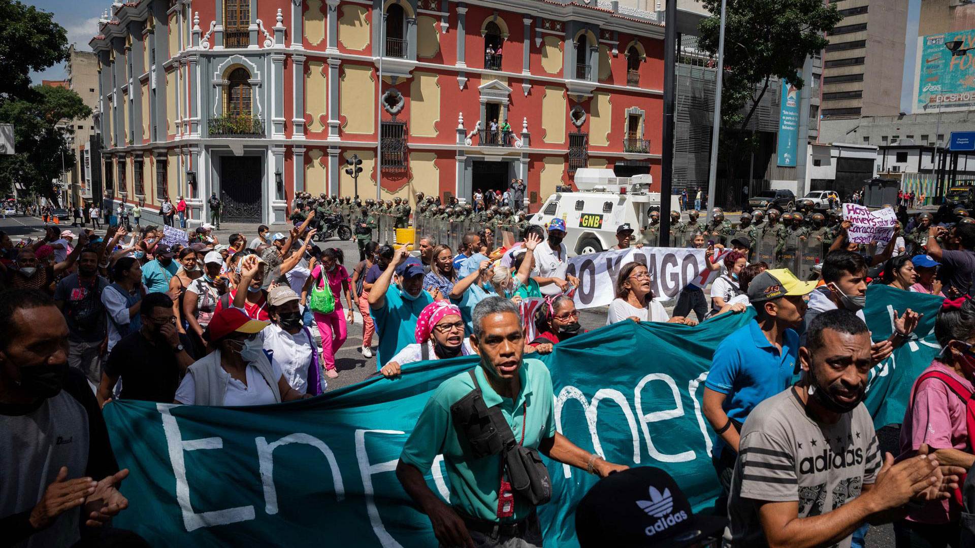 Una de las protestas de los trabajadores sanitarios contra el régimen de Maduro (EFE)