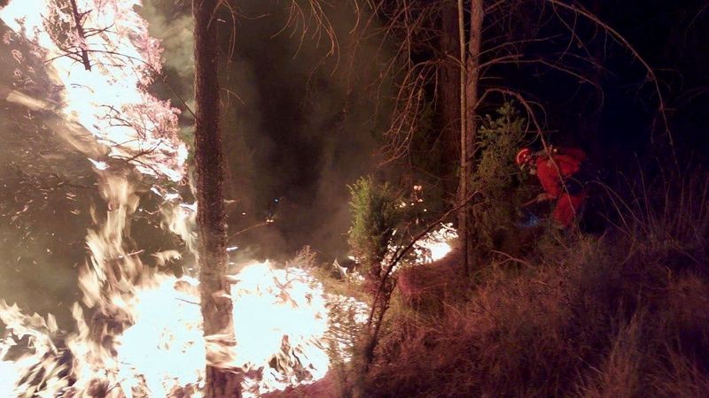 Bomberos de la Unidad Militar de Emergencias (UME) combaten las llamas de un incendio en Villanueva de Viver, cerca de Montán, Comunitat Valenciana, España, el 27 de marzo de 2023. UME/Cedida a través de REUTERS