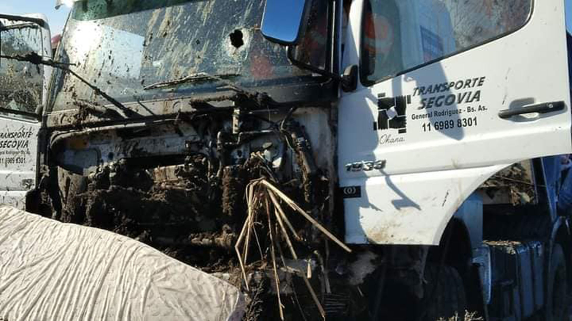 Así quedó el camión que conducía Guillermo Andrés Jara tras ser apedreado por manifestantes que cortaban la Ruta Provincial 65 en reclamo por la falta de gasoil. 