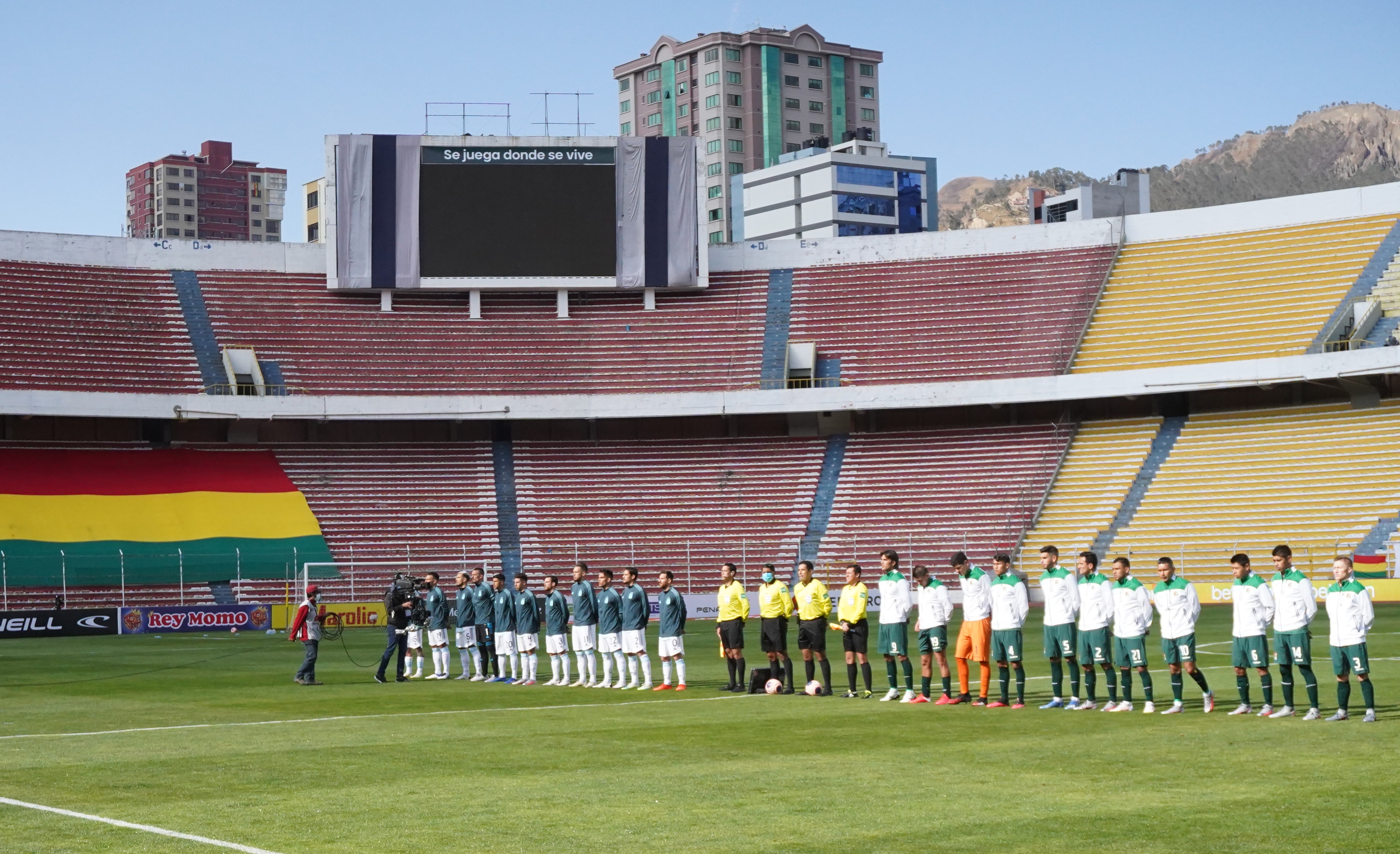 El Estadio Hernando Siles, casa del seleccionado boliviano, lució vacío por la prohibición de público debido a la pandemia de coronavirus