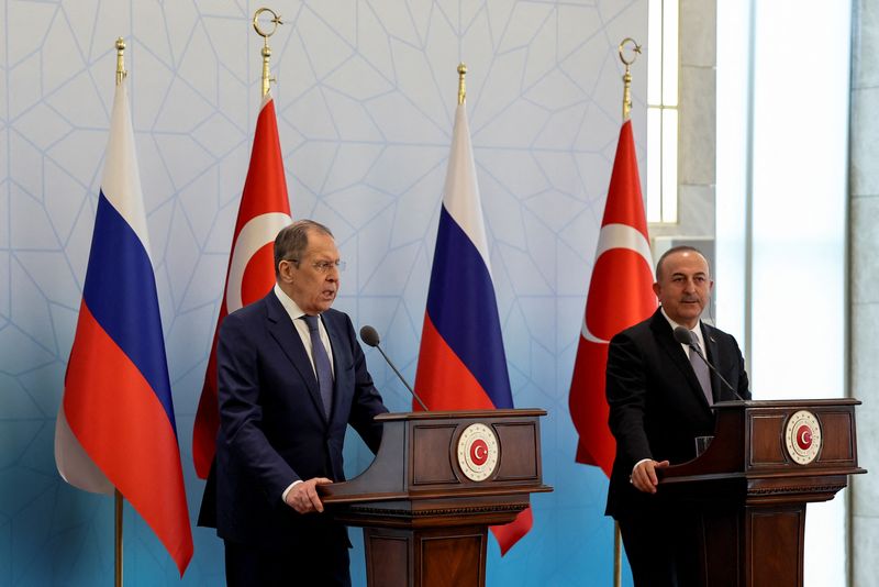 El ministro de Asuntos Exteriores ruso, Sergei Lavrov, y el ministro de Asuntos Exteriores turco, Mevlut Cavusoglu, asisten a una rueda de prensa mientras se reúnen en Ankara, Turquía (REUTERS/Umit Bektas)
