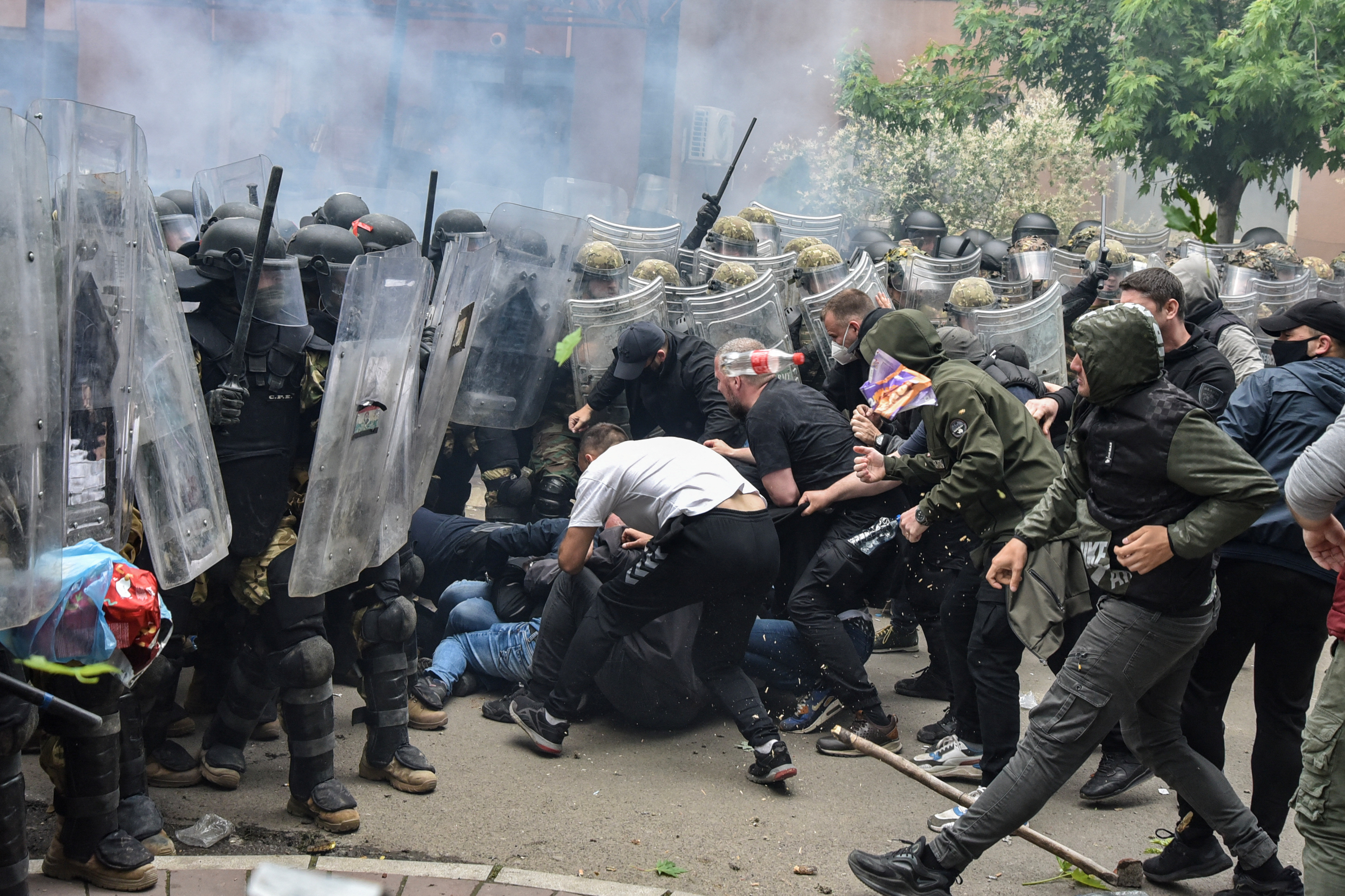 Los enfrentamientos dejaron cerca de 80 heridos (REUTERS)