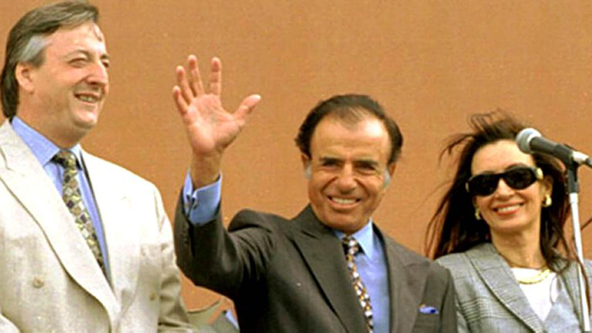 Carlos Menem, flanked by the Kirchner couple, at the inauguration of the "old airport" from El Calafate.  The governor then praised the president for what he had done for Patagonia