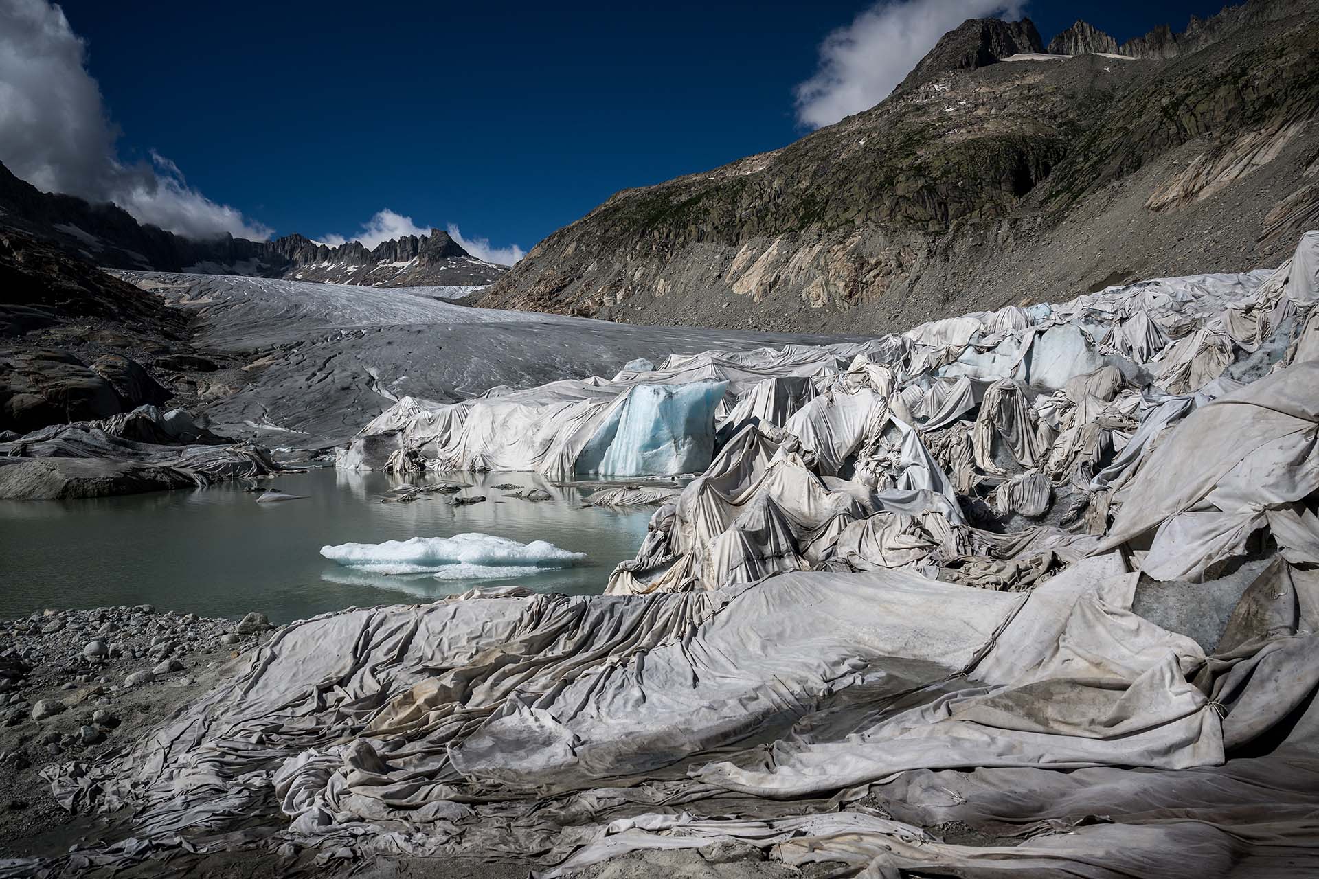 Habitantes de la zona cubren el glaciar Ródano con una sábana gigante en protesta por el calentamiento global. 