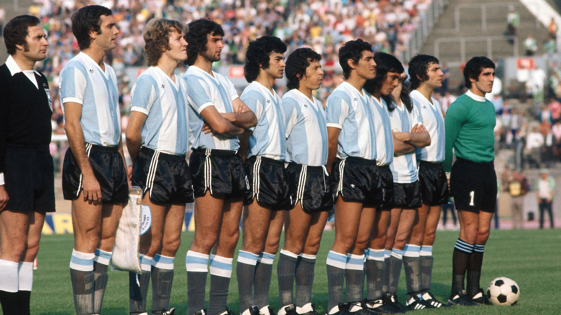 La selección argentina, durante la derrota ante Polonia en el Mundial (Grsoby)